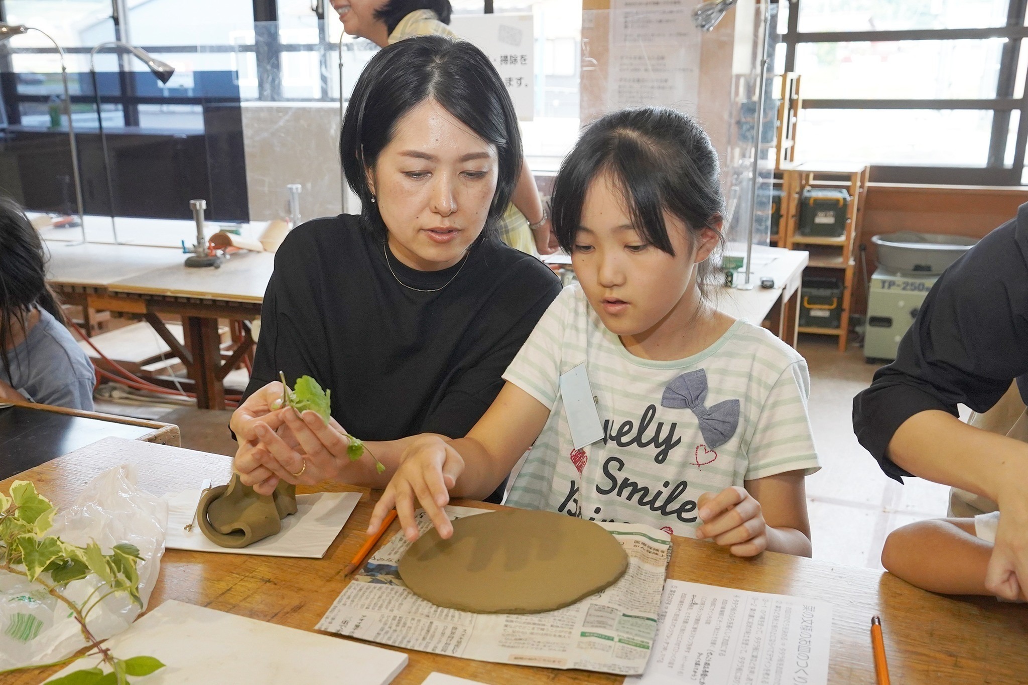 焼き物のお皿を作る親子ワークショップが開催されました