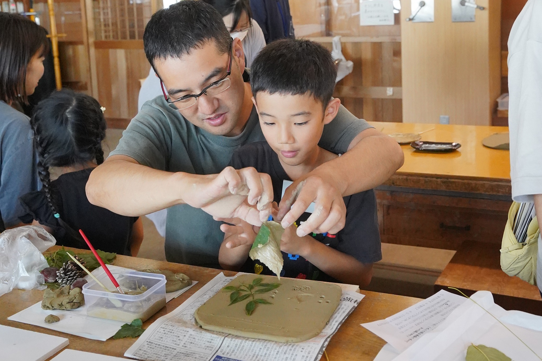 焼き物のお皿を作る親子ワークショップが開催されました