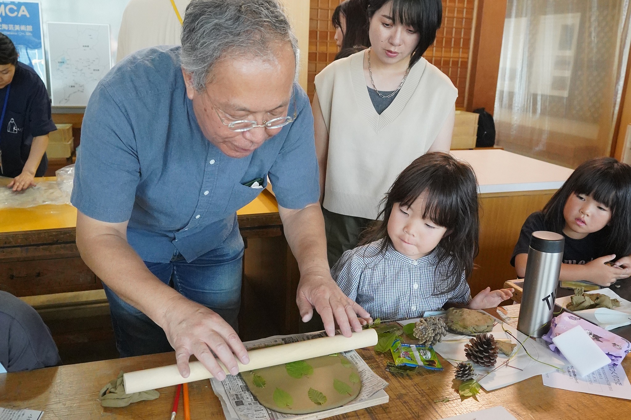 焼き物のお皿を作る親子ワークショップが開催されました