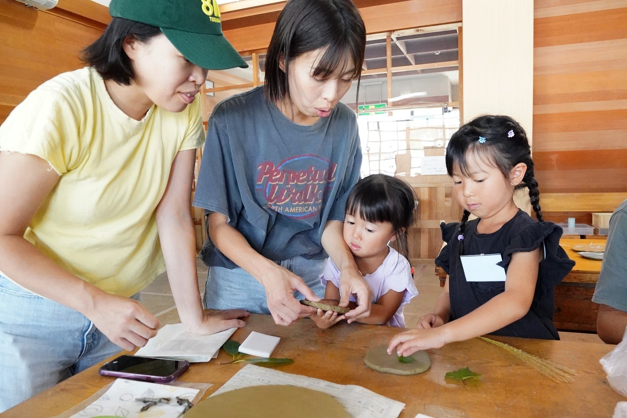 焼き物のお皿を作る親子ワークショップが開催されました