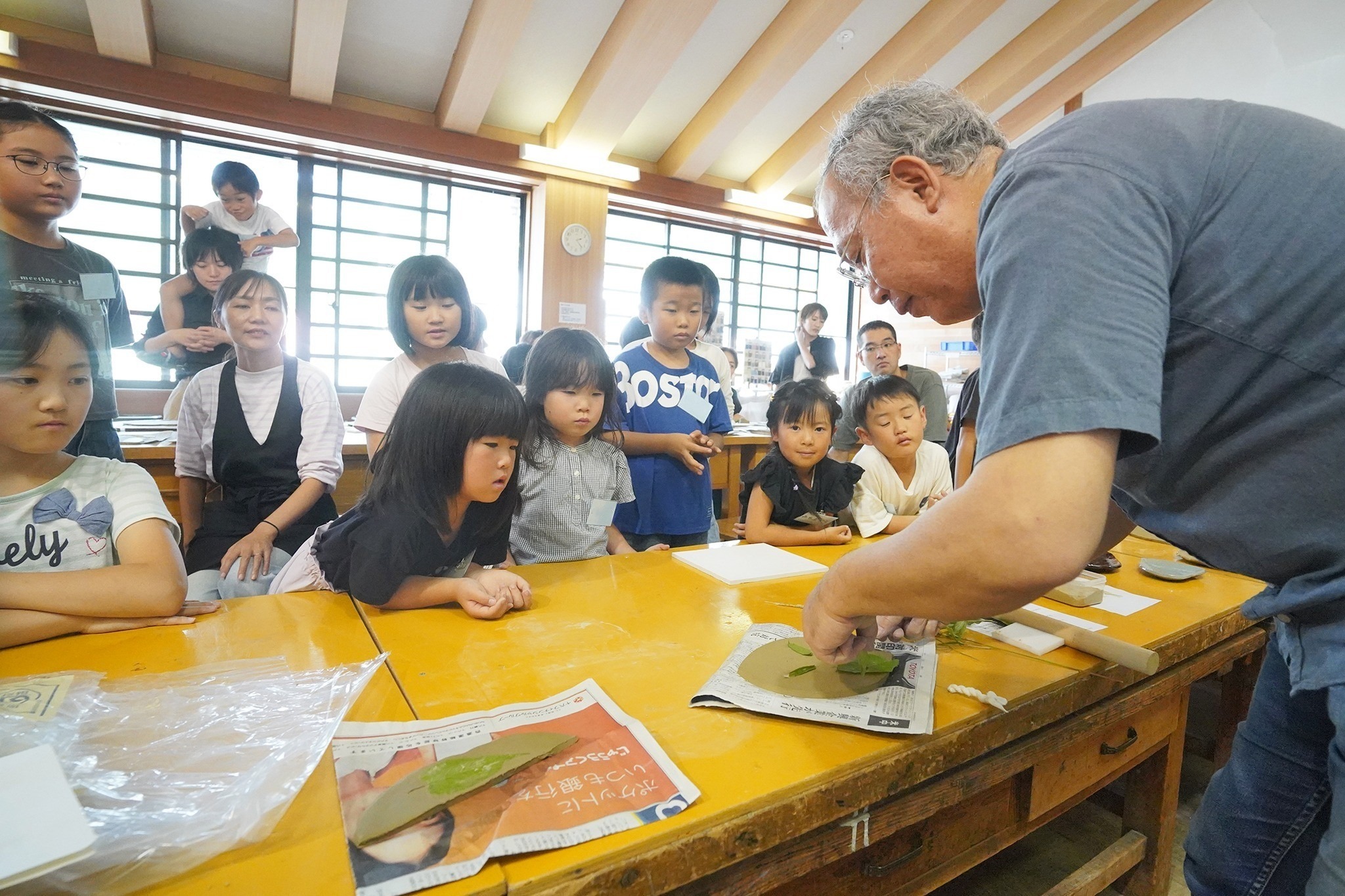 焼き物のお皿を作る親子ワークショップが開催されました