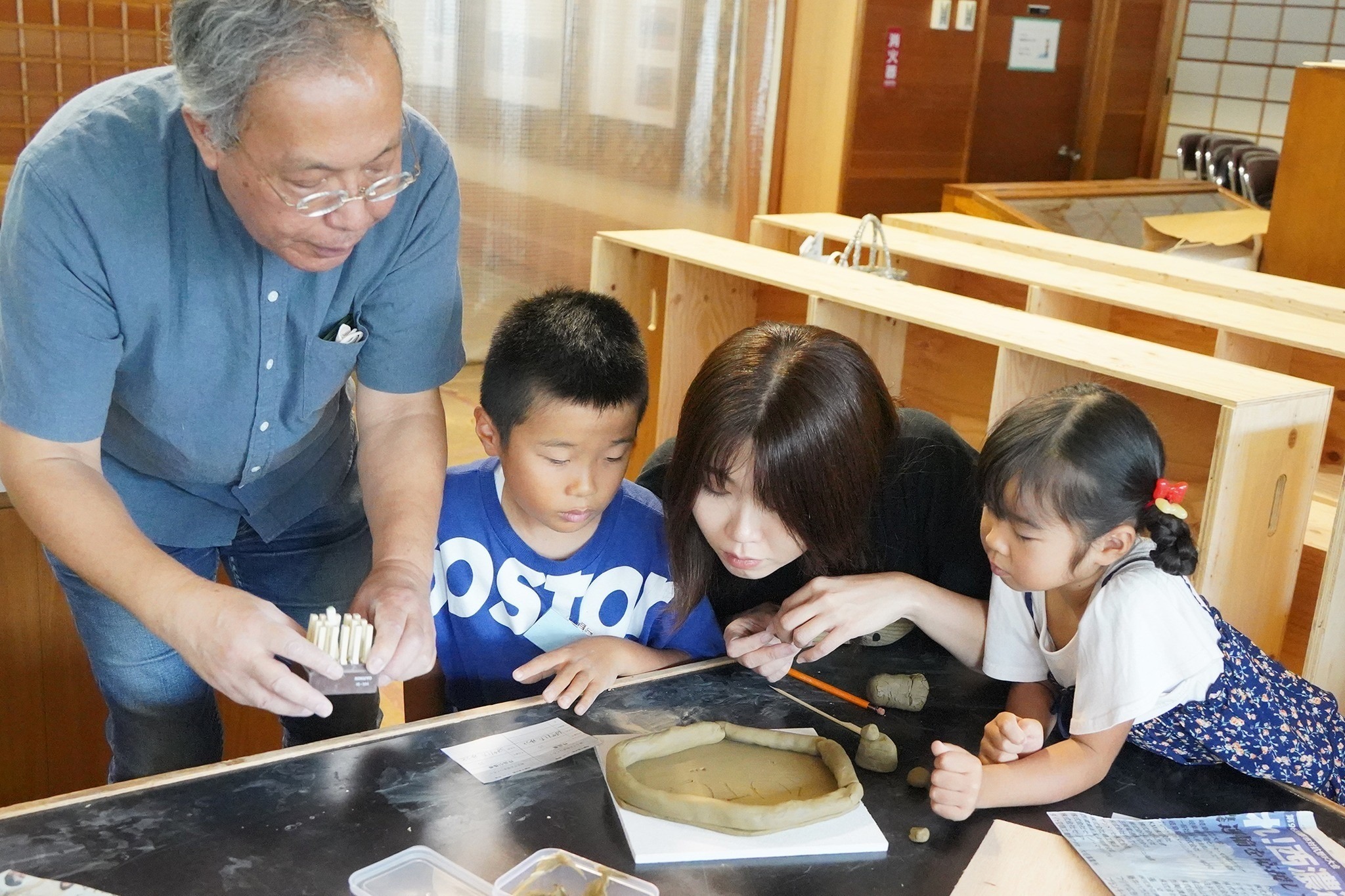 焼き物のお皿を作る親子ワークショップが開催されました