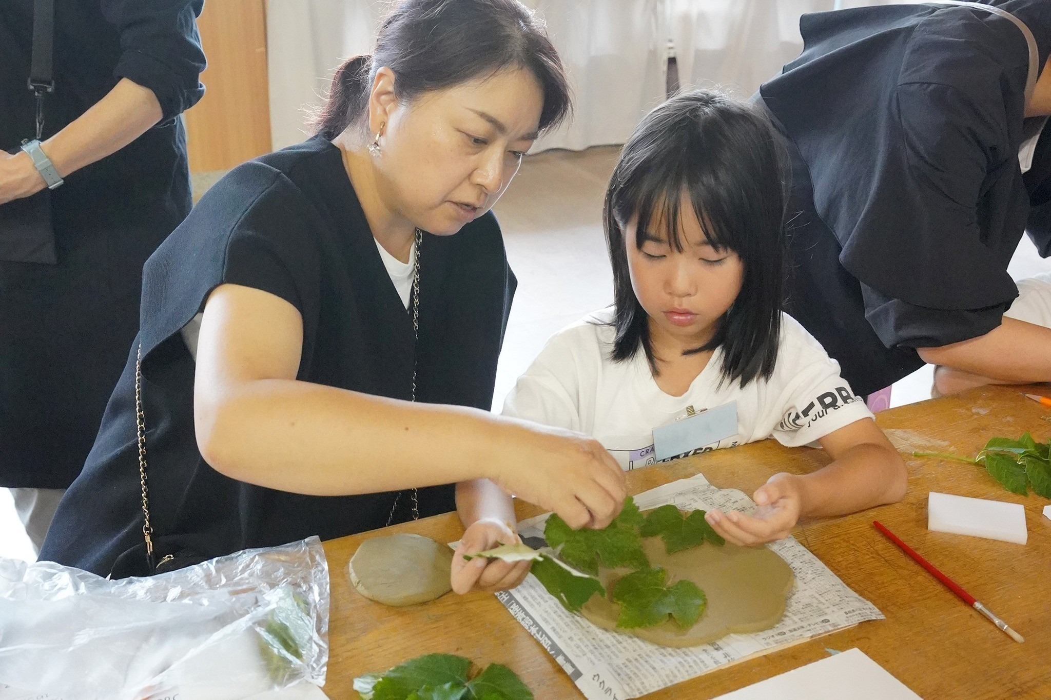 焼き物のお皿を作る親子ワークショップが開催されました