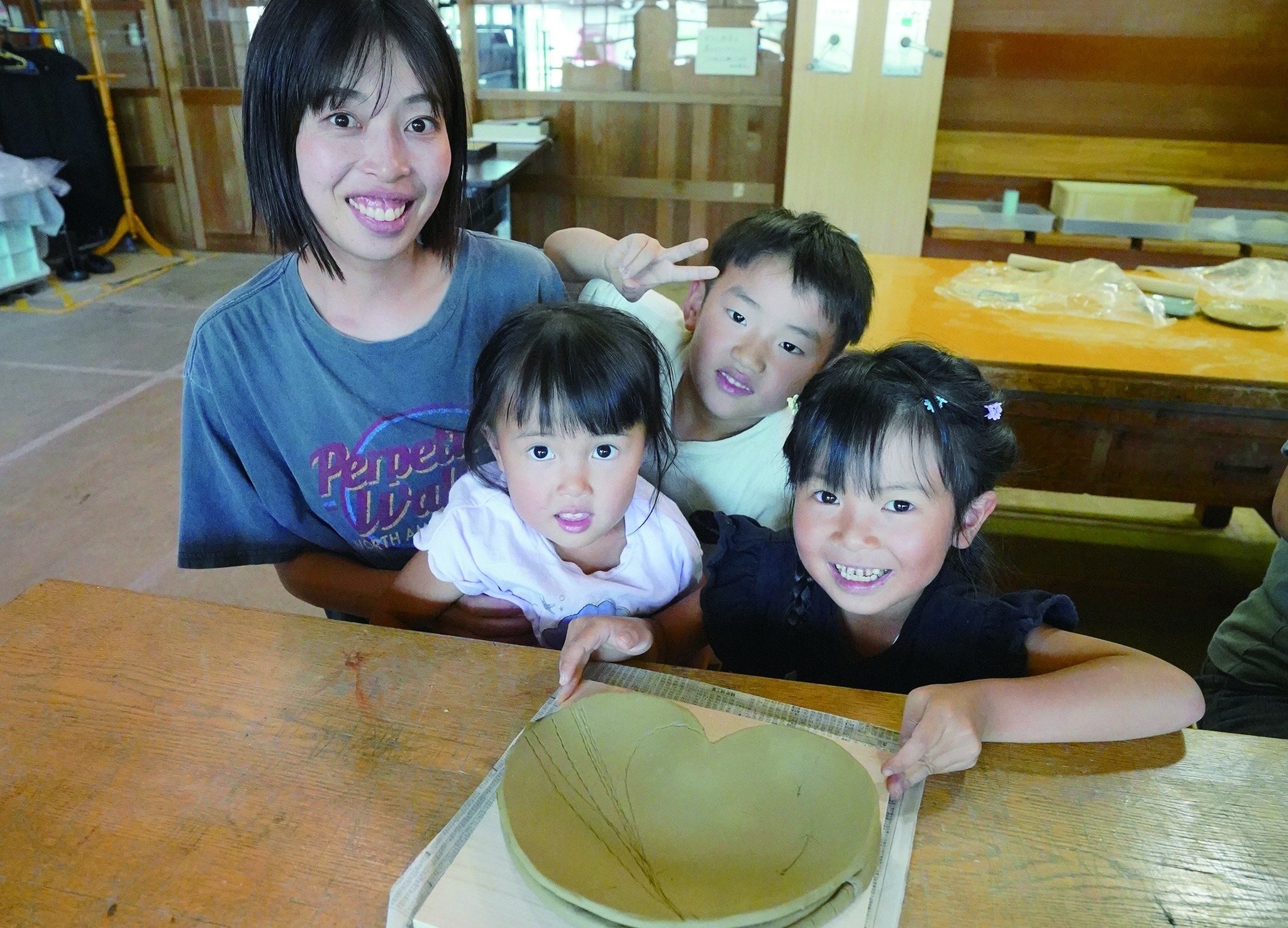 焼き物のお皿を作る親子ワークショップが開催されました