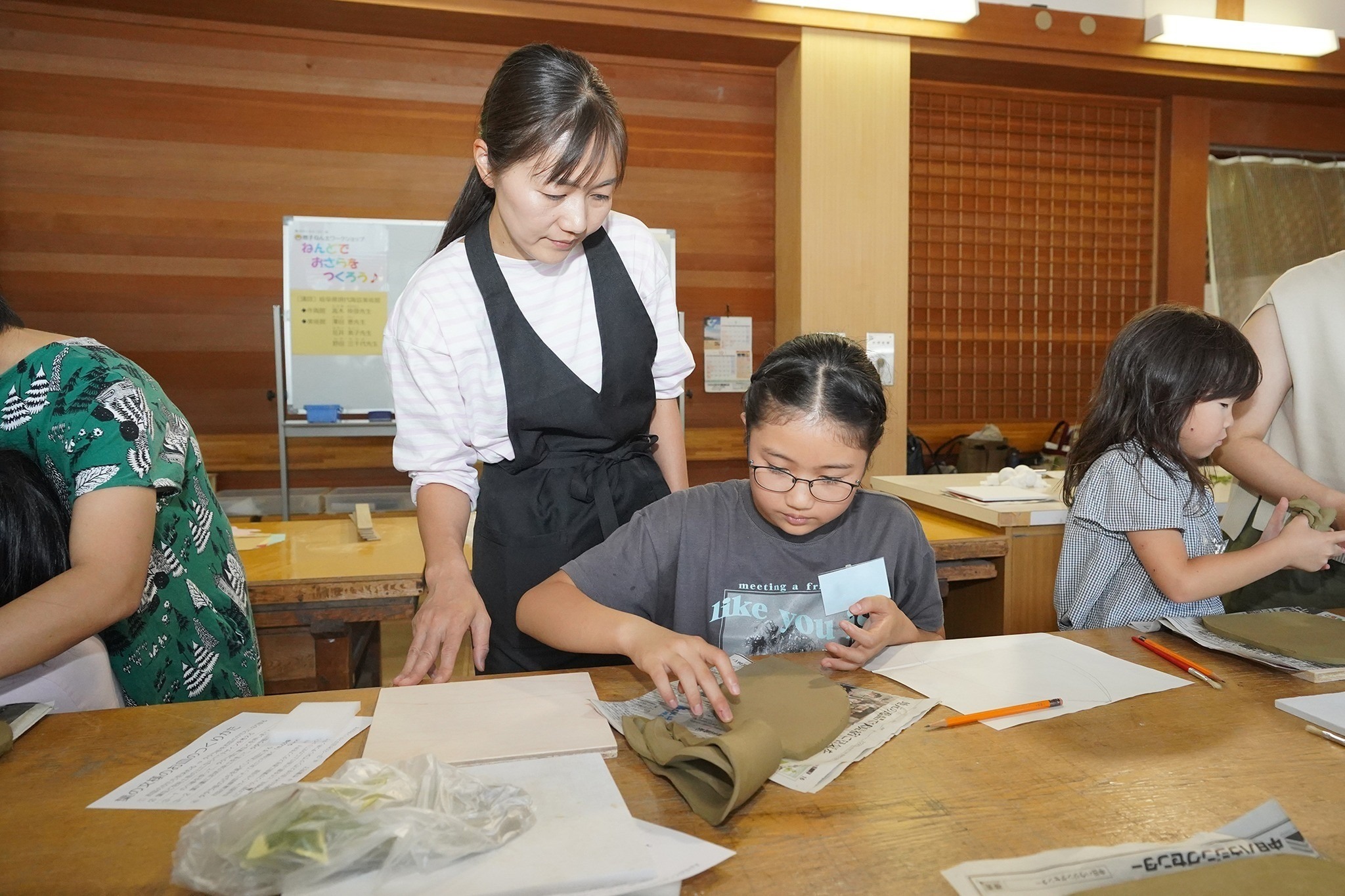 焼き物のお皿を作る親子ワークショップが開催されました