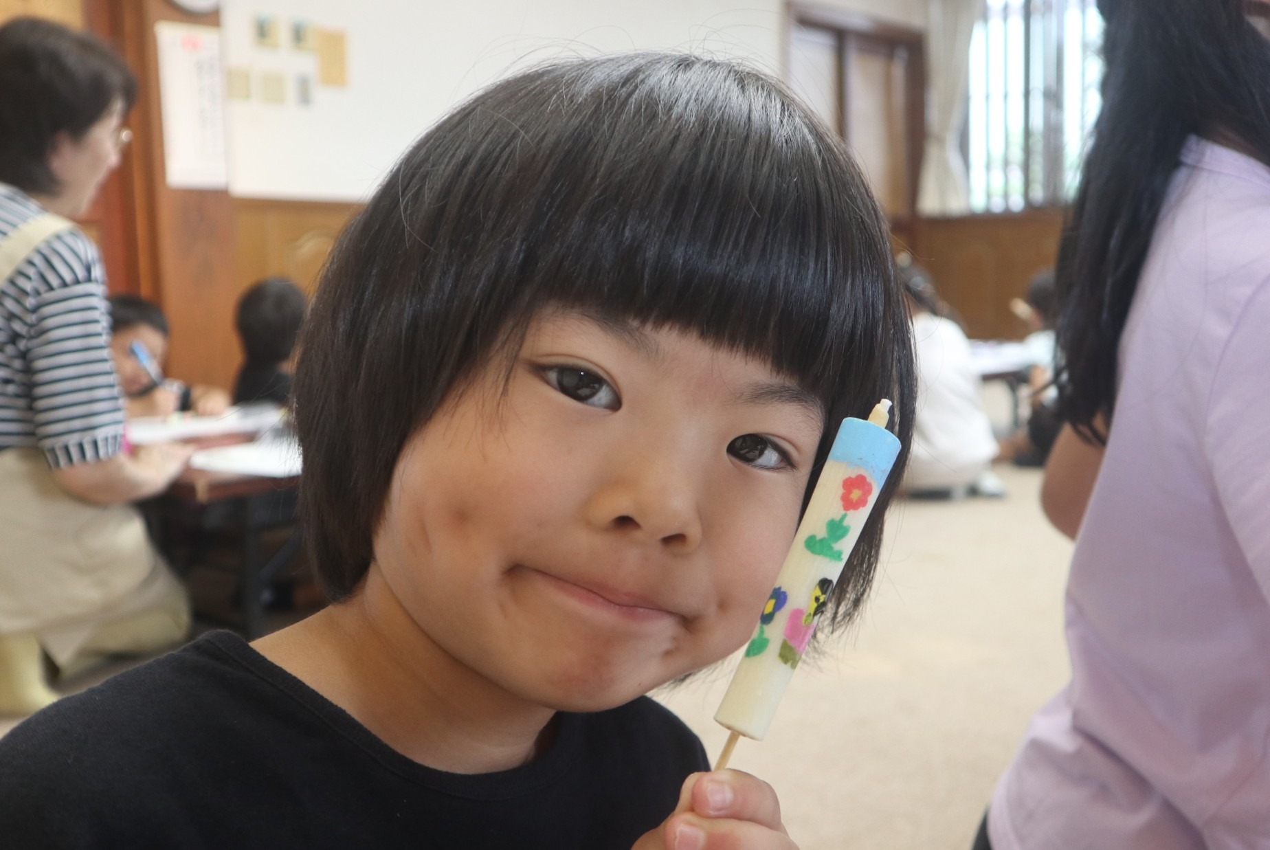 園児たちが和ろうそくの絵付けと絵馬の色付けを体験しました