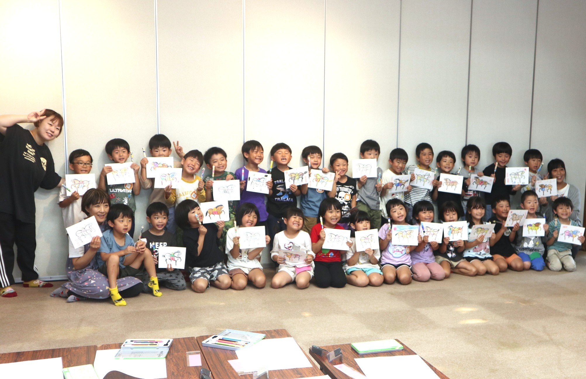 園児たちが和ろうそくの絵付けと絵馬の色付けを体験しました