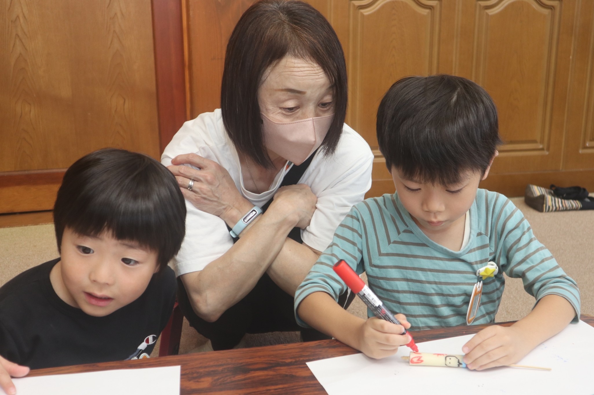 園児たちが和ろうそくの絵付けと絵馬の色付けを体験しました