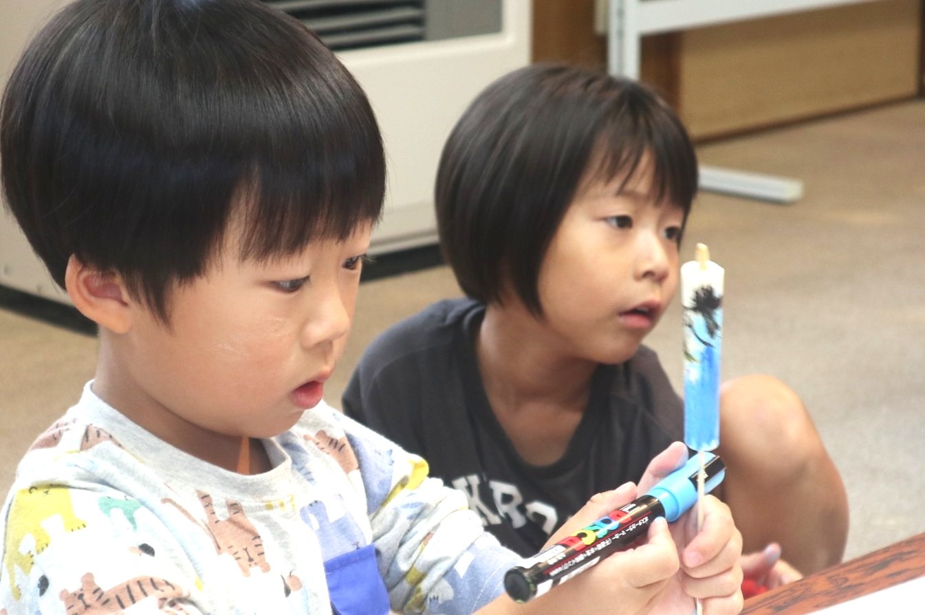 園児たちが和ろうそくの絵付けと絵馬の色付けを体験しました