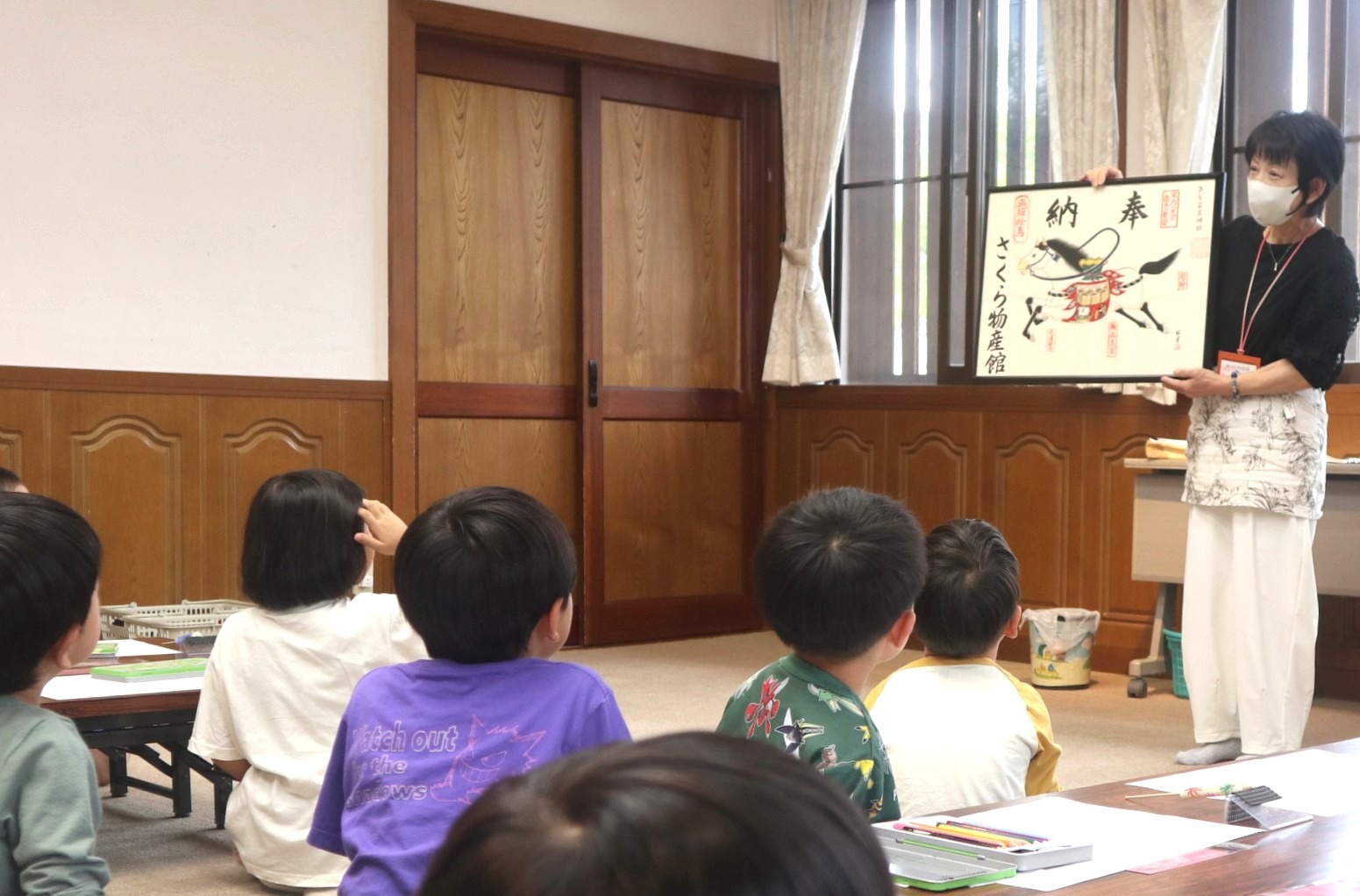 園児たちが和ろうそくの絵付けと絵馬の色付けを体験しました