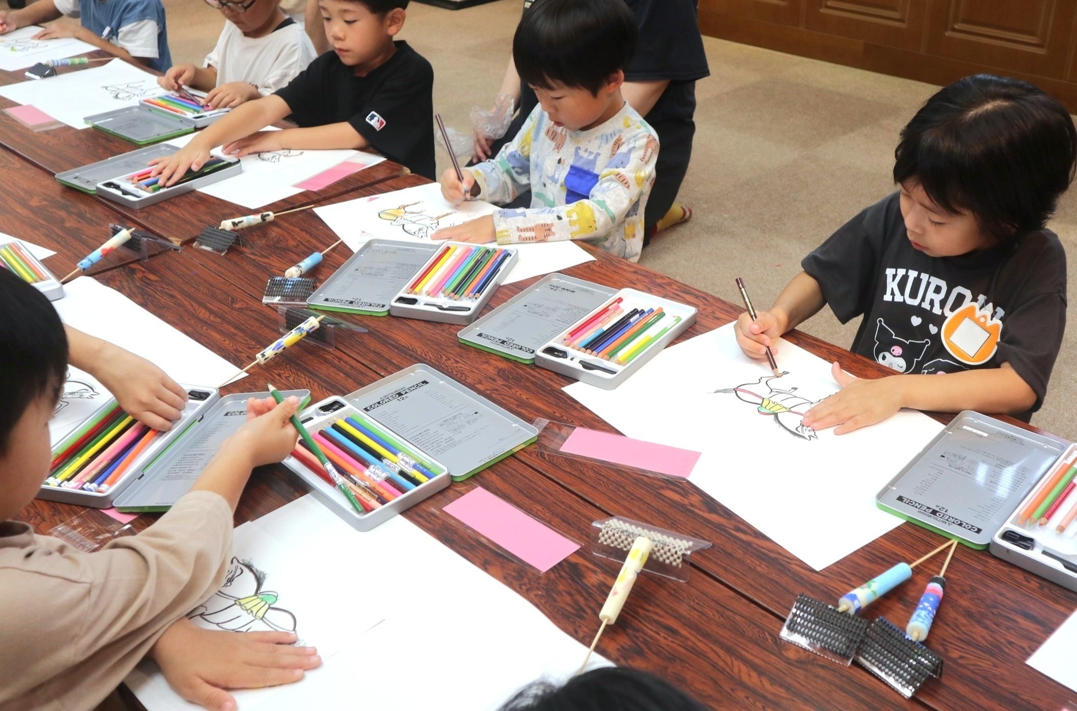 園児たちが和ろうそくの絵付けと絵馬の色付けを体験しました