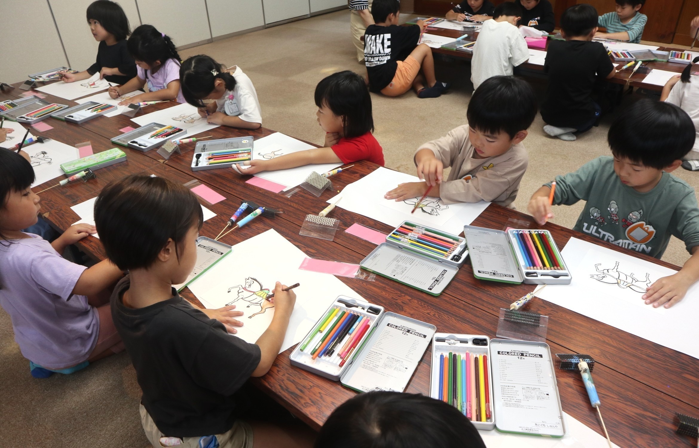 園児たちが和ろうそくの絵付けと絵馬の色付けを体験しました