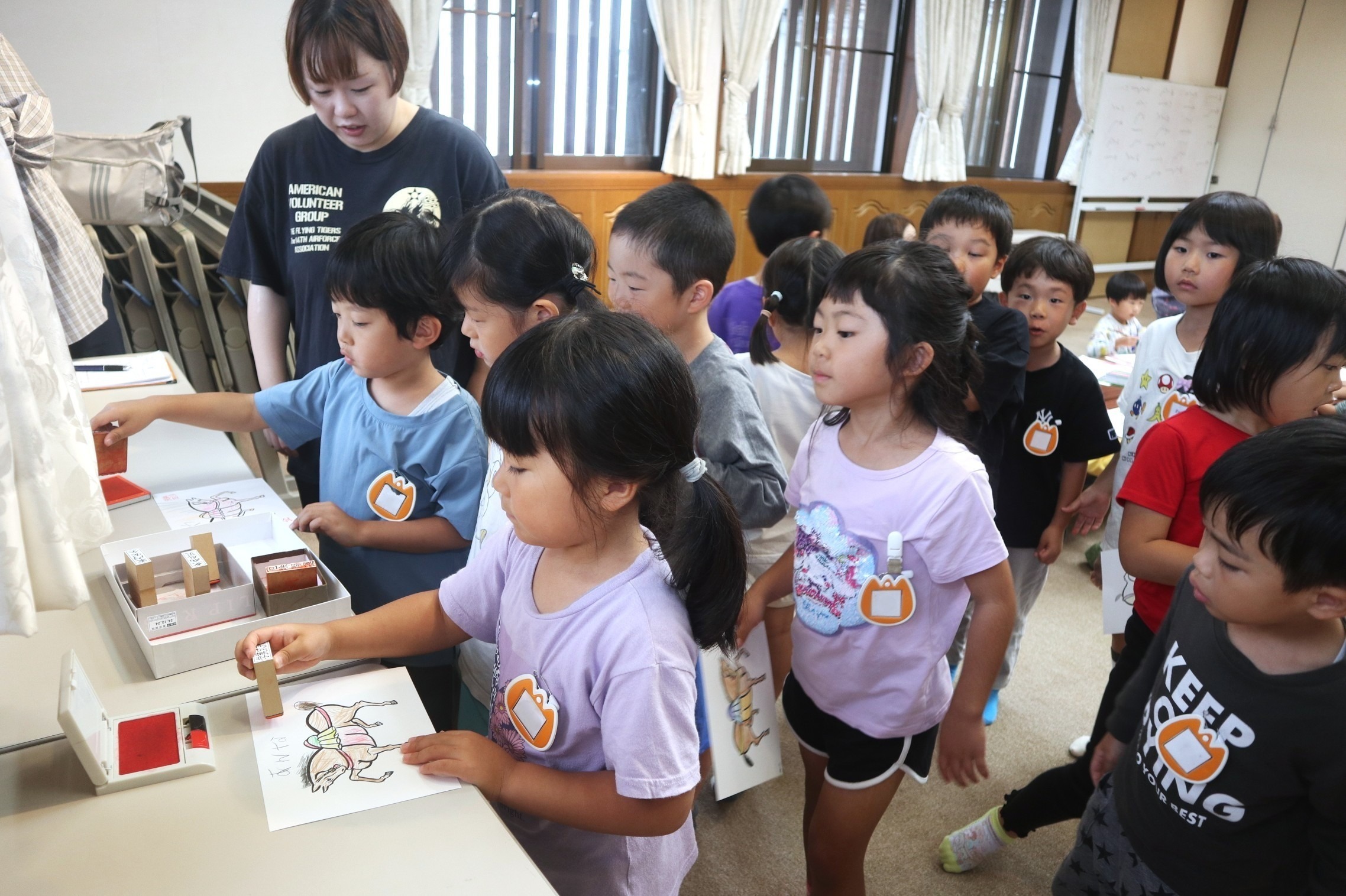 園児たちが和ろうそくの絵付けと絵馬の色付けを体験しました