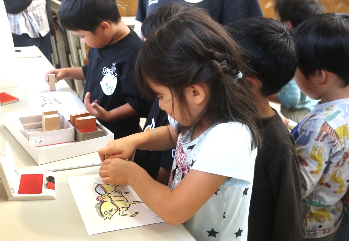 園児たちが和ろうそくの絵付けと絵馬の色付けを体験しました