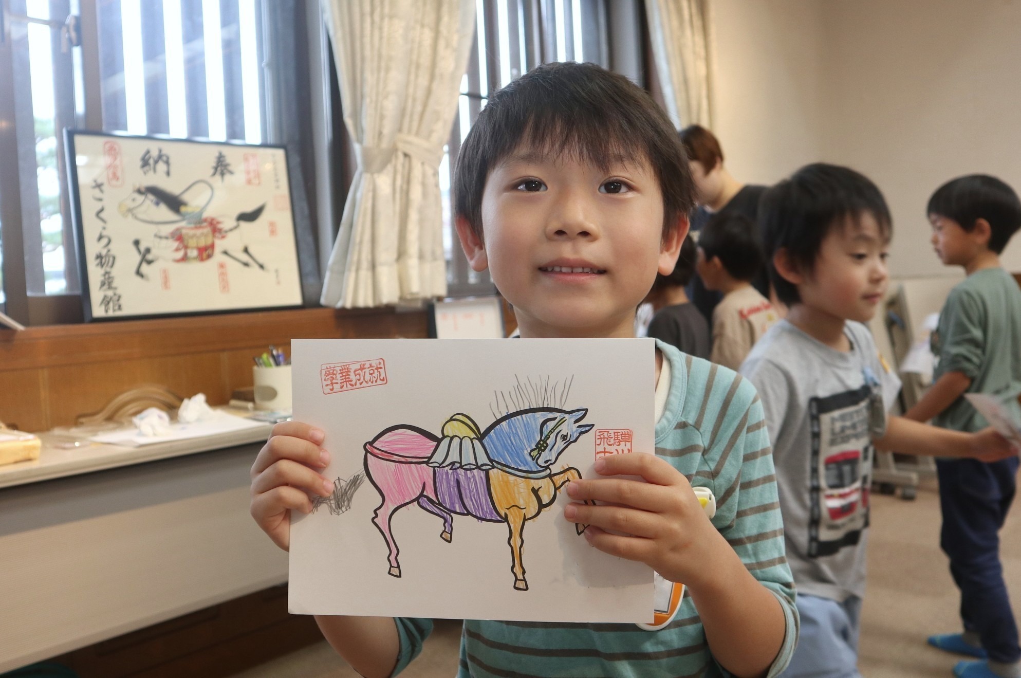 園児たちが和ろうそくの絵付けと絵馬の色付けを体験しました