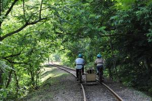 渓谷コースをマウンテンバイクで走る人たちの画像