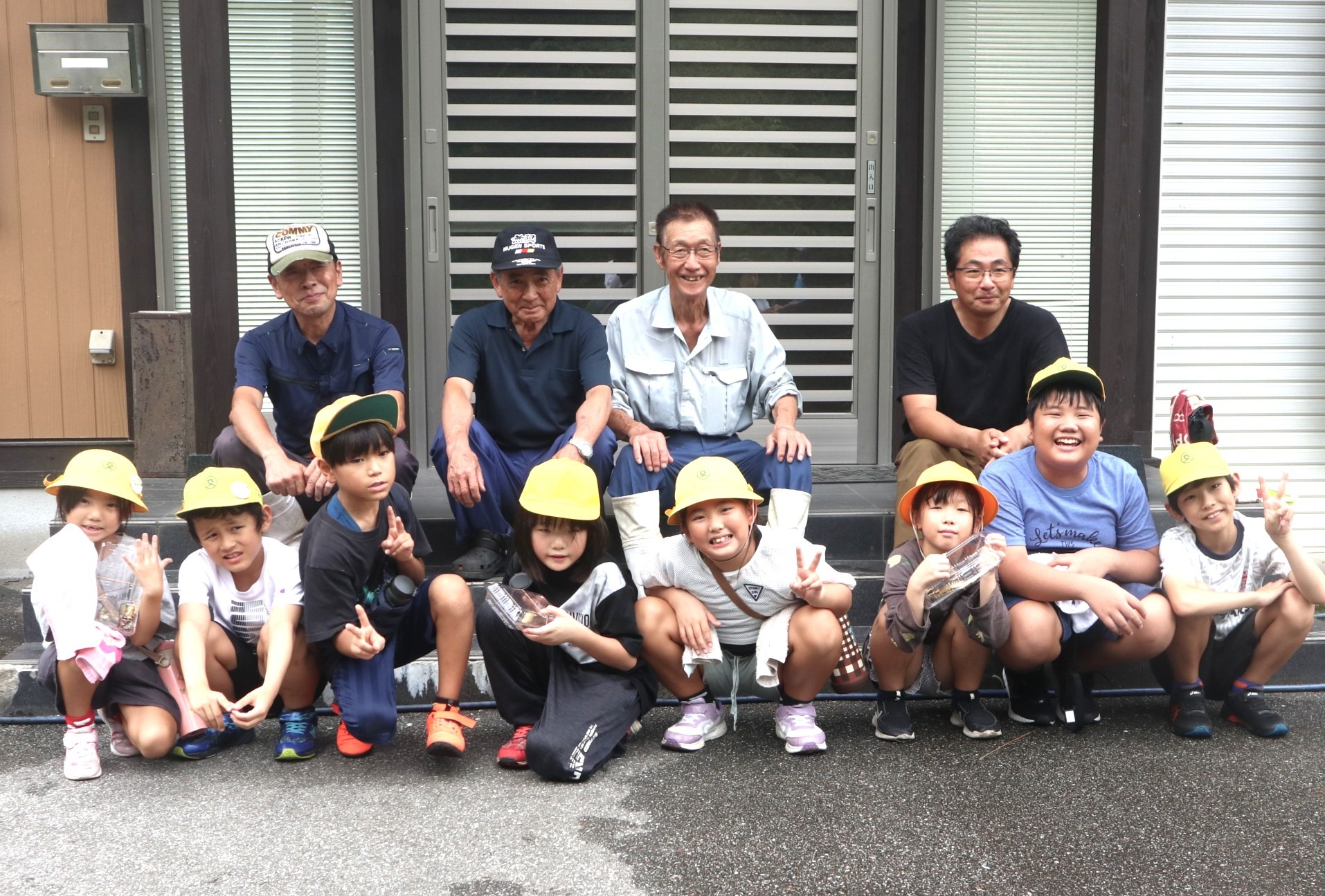 児童らが地域の特産アユの友釣りについて学びました