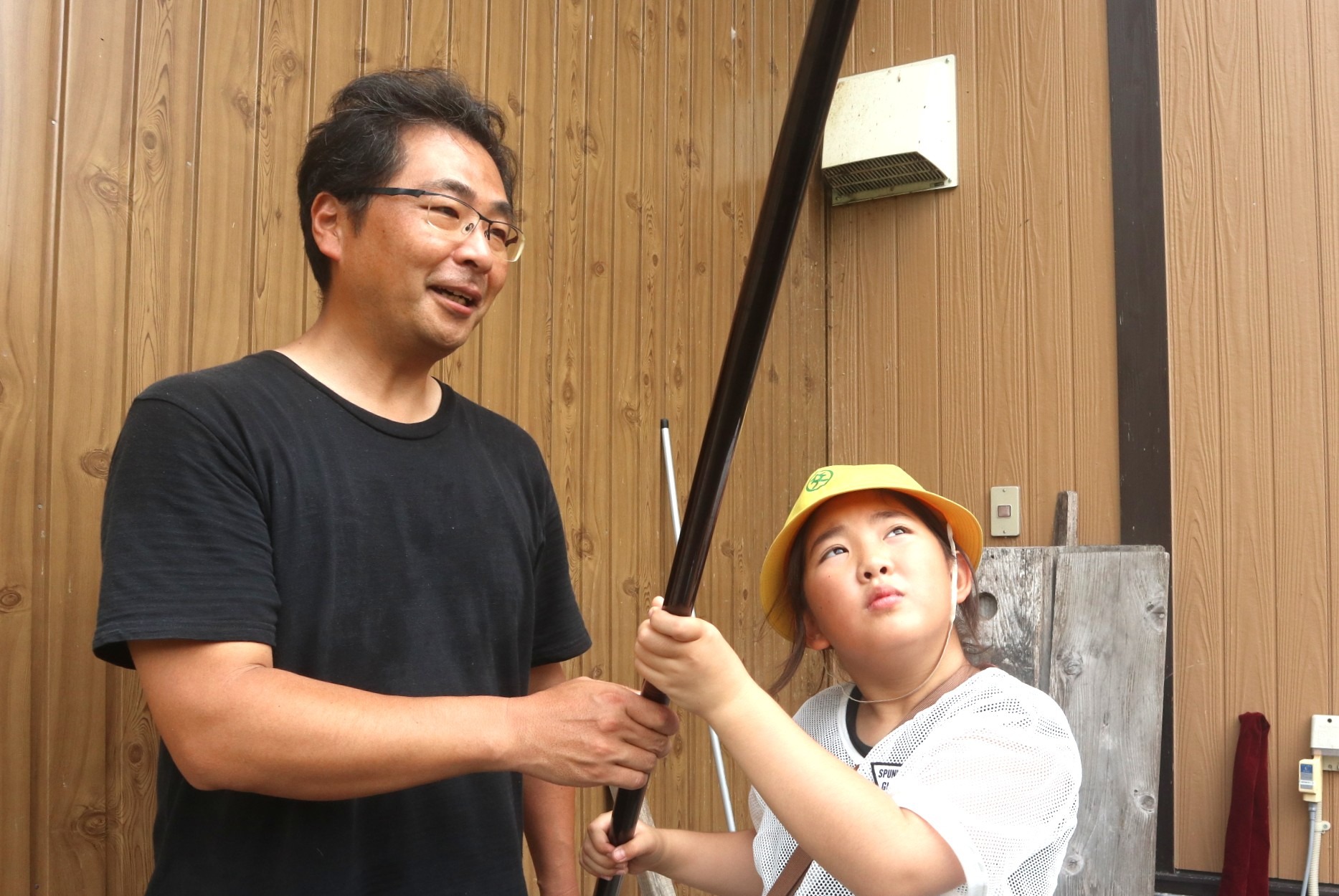 児童らが地域の特産アユの友釣りについて学びました