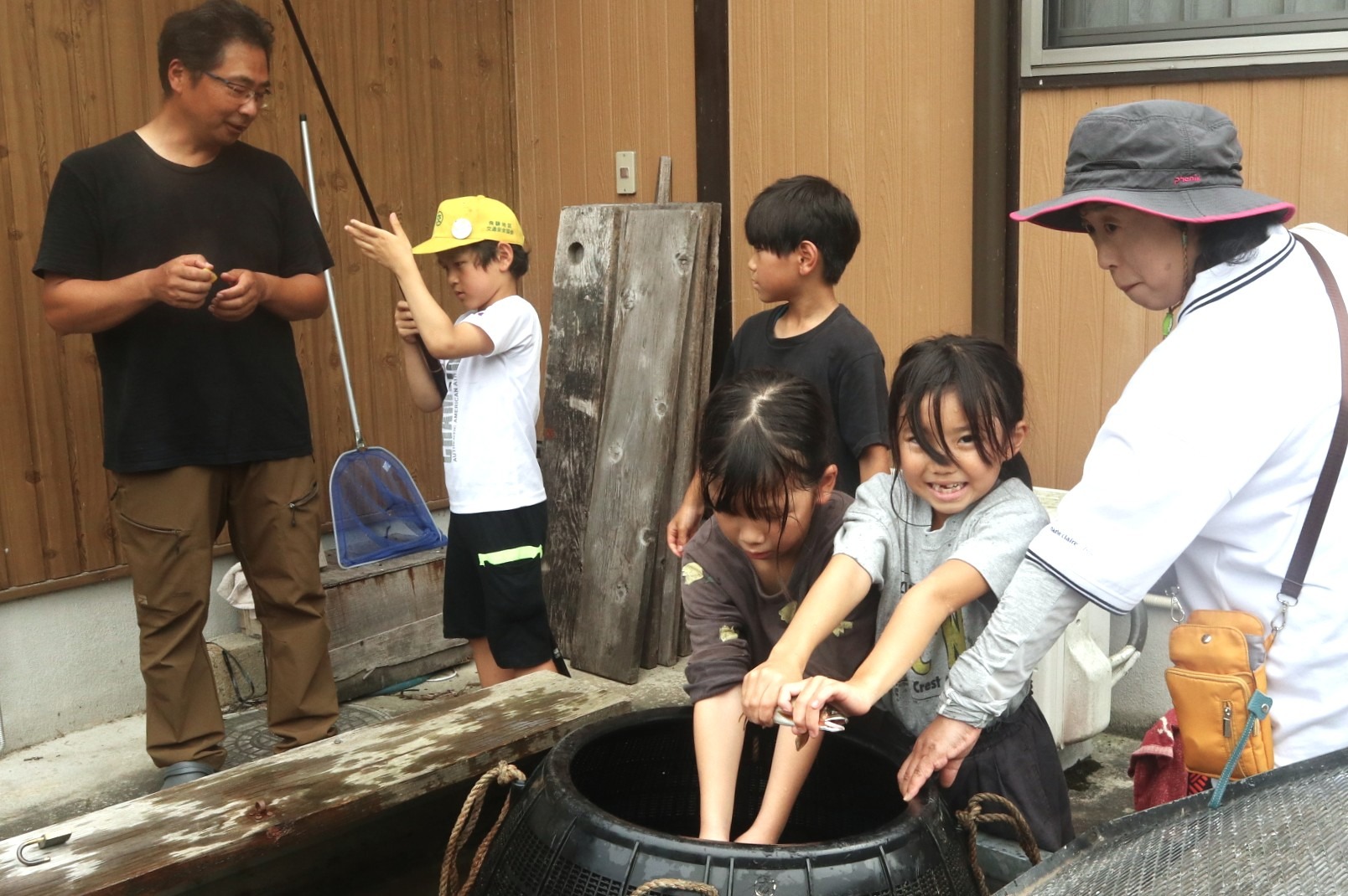 児童らが地域の特産アユの友釣りについて学びました