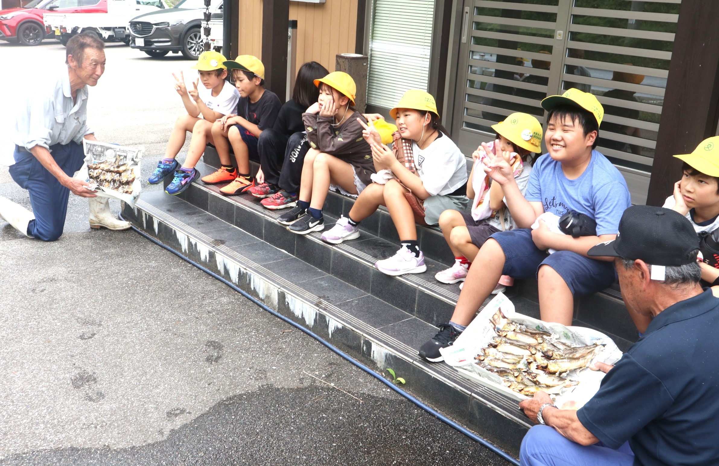 児童らが地域の特産アユの友釣りについて学びました