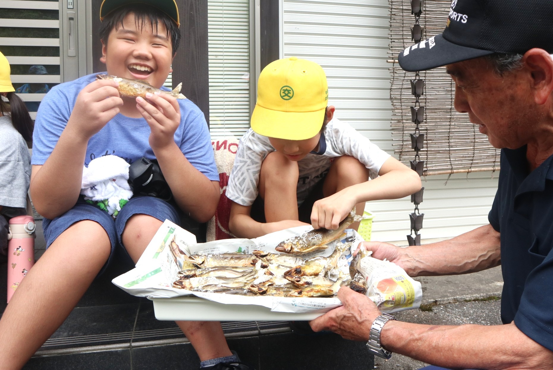 児童らが地域の特産アユの友釣りについて学びました