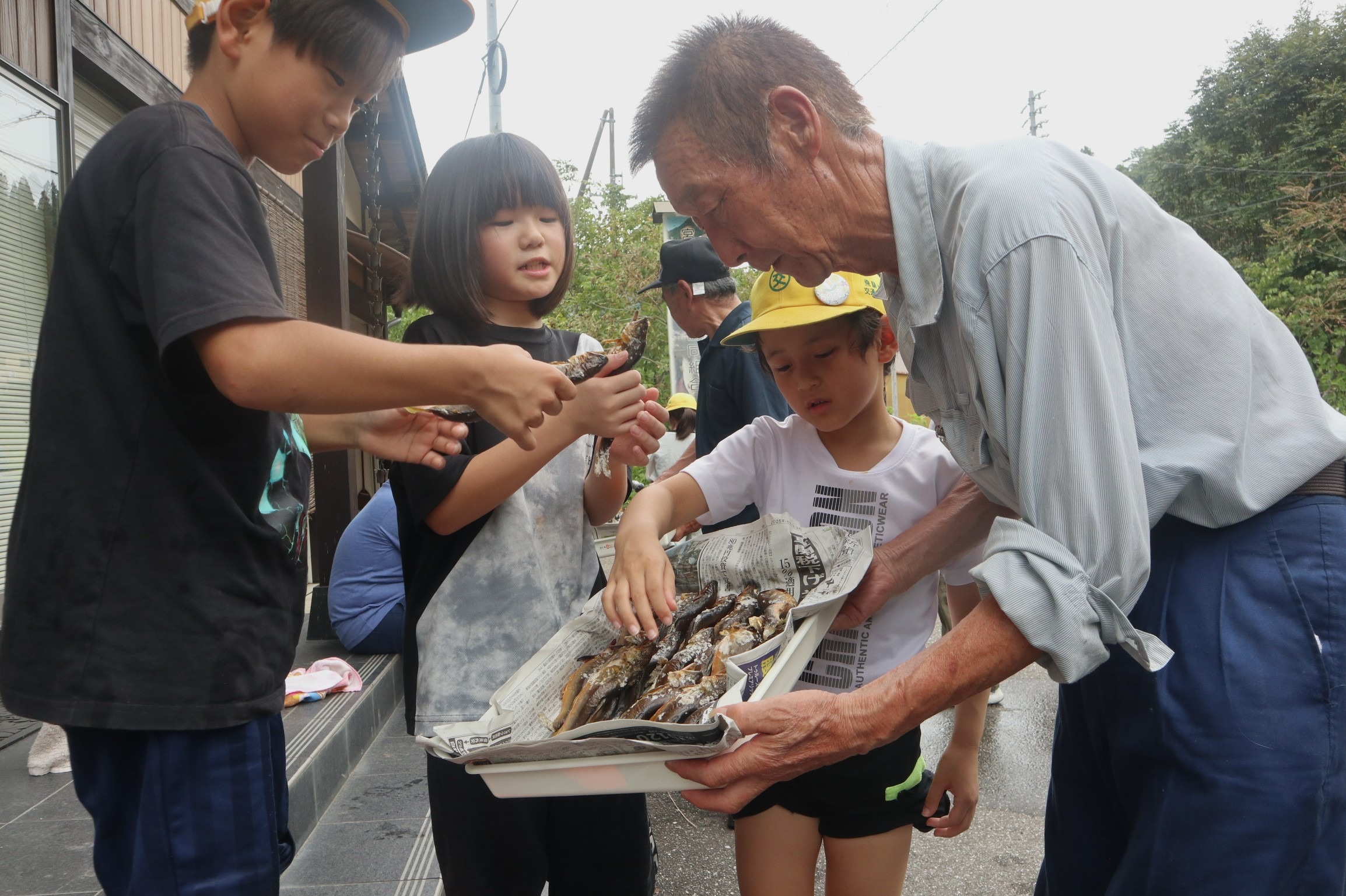 児童らが地域の特産アユの友釣りについて学びました