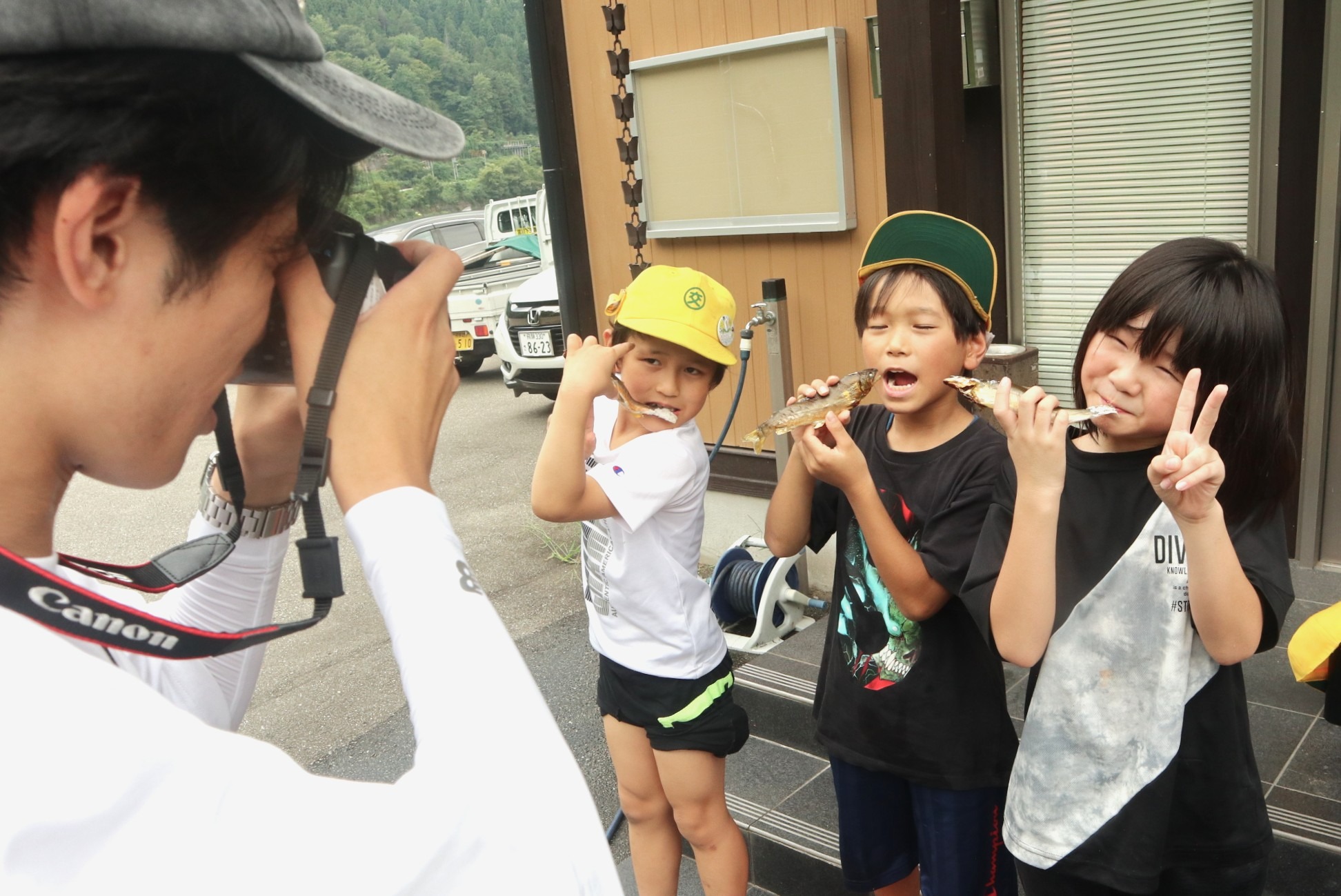 児童らが地域の特産アユの友釣りについて学びました