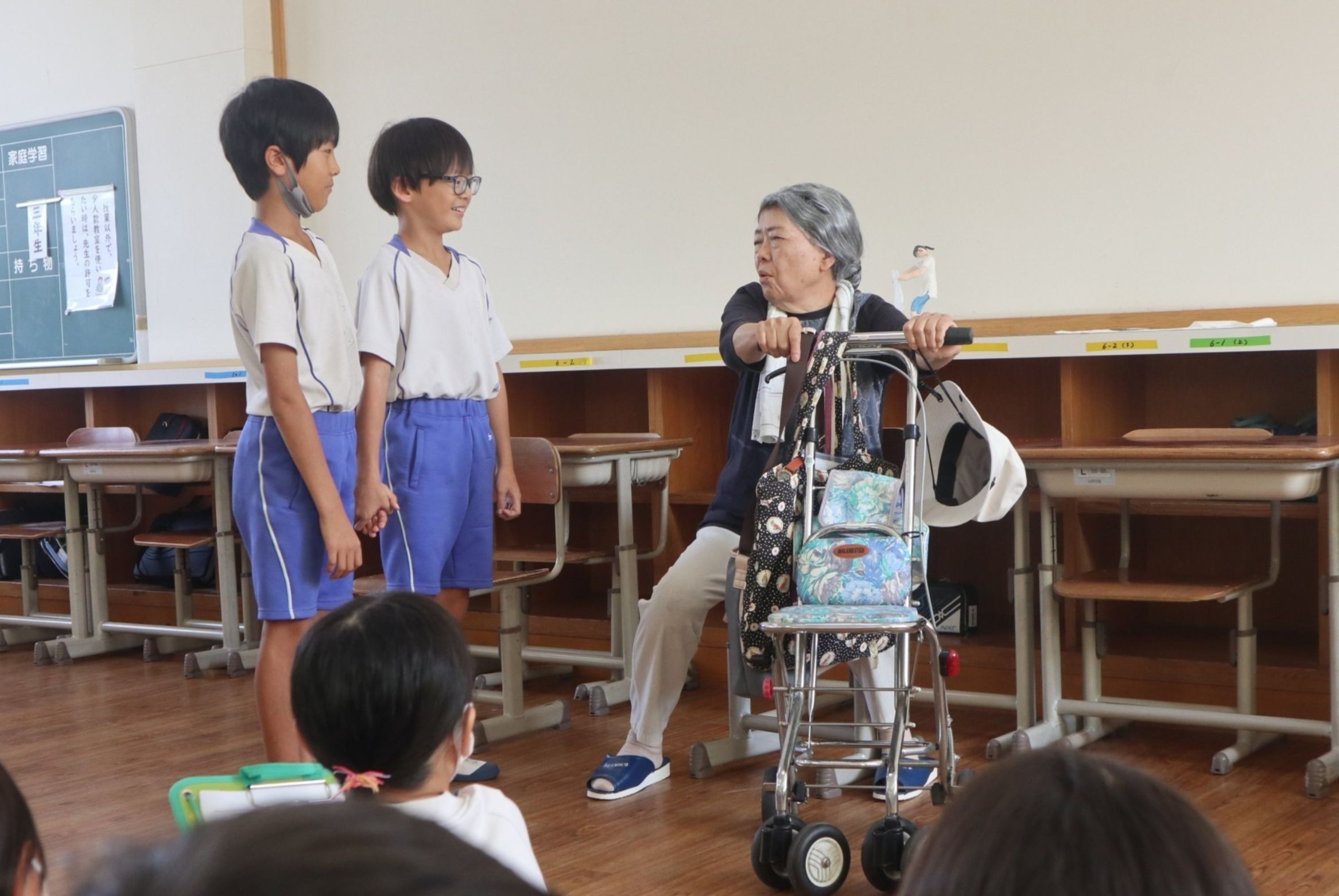 古川西小が介護施設への訪問を前に認知症講座開く
