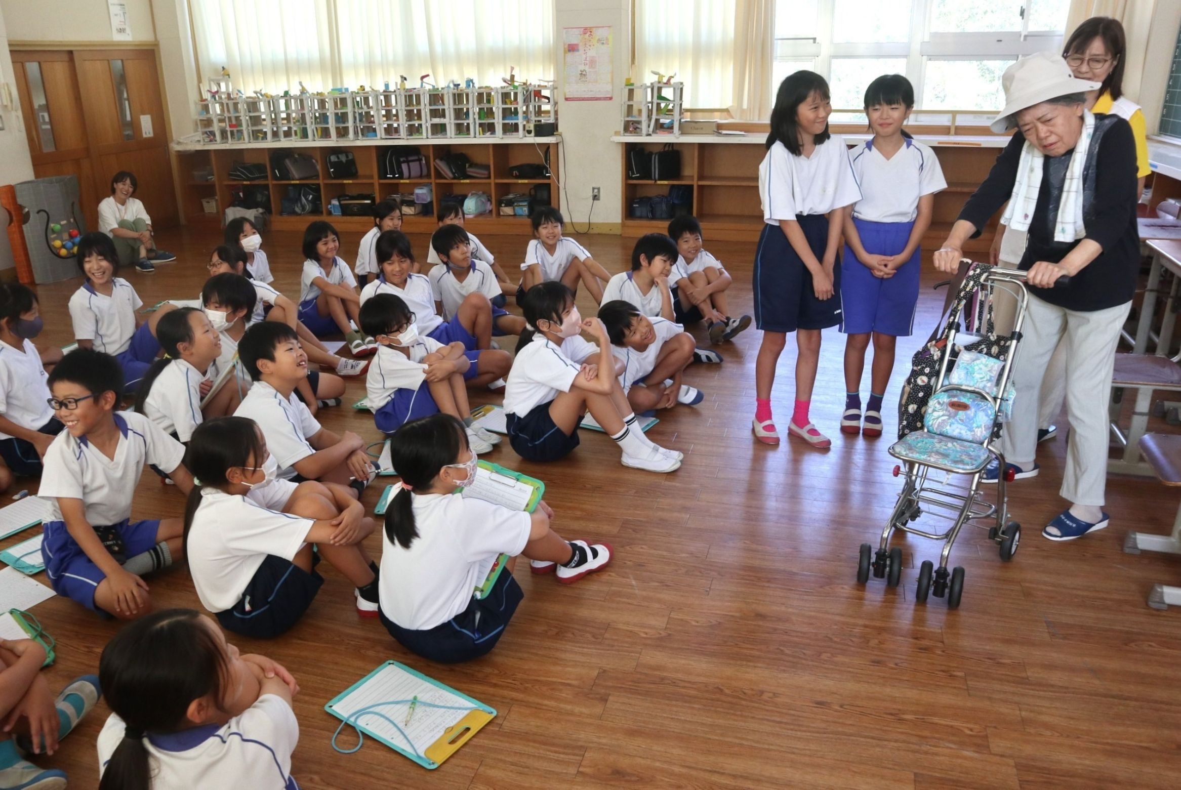 古川西小が介護施設への訪問を前に認知症講座開く