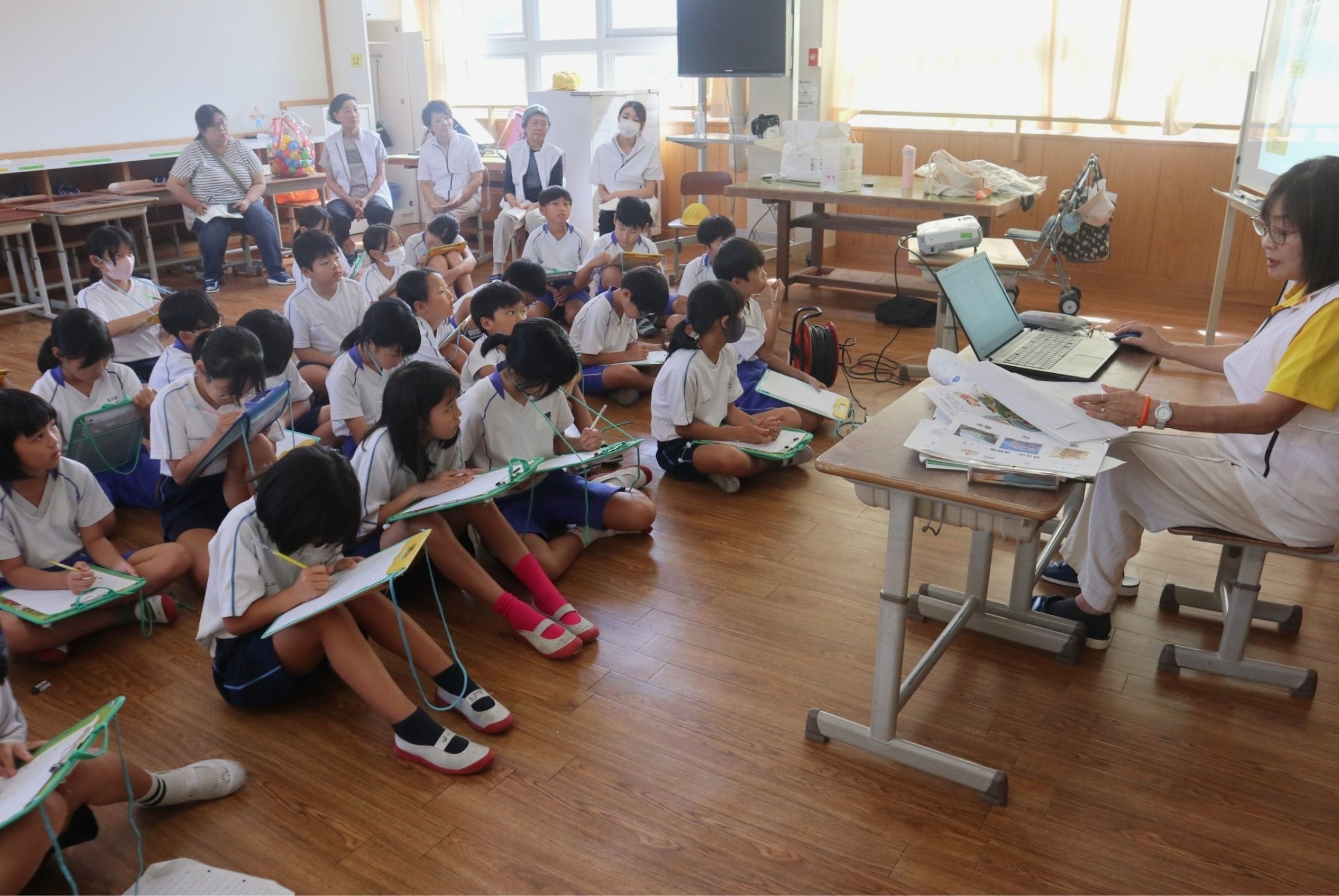 古川西小が介護施設への訪問を前に認知症講座開く