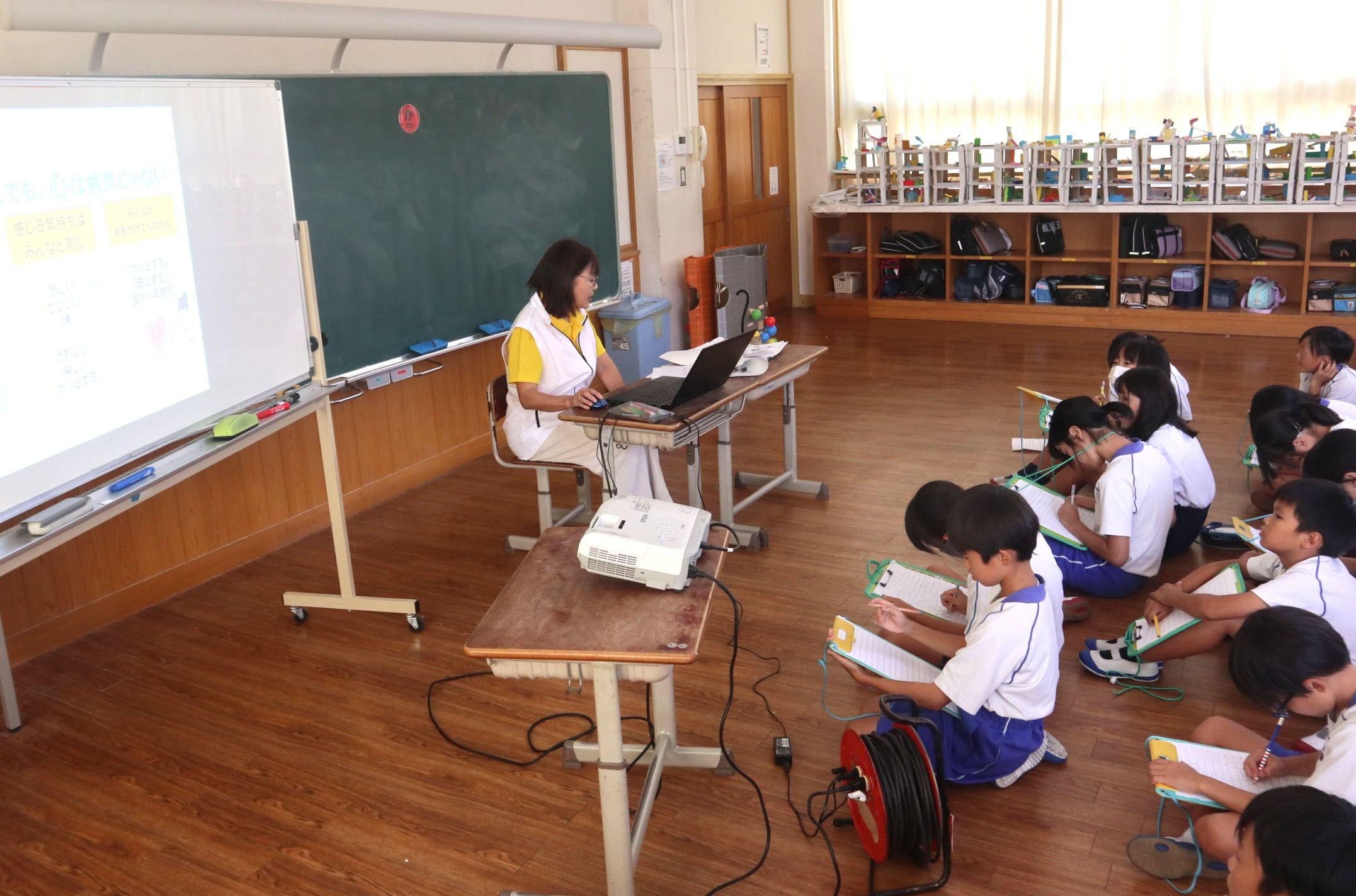 古川西小が介護施設への訪問を前に認知症講座開く