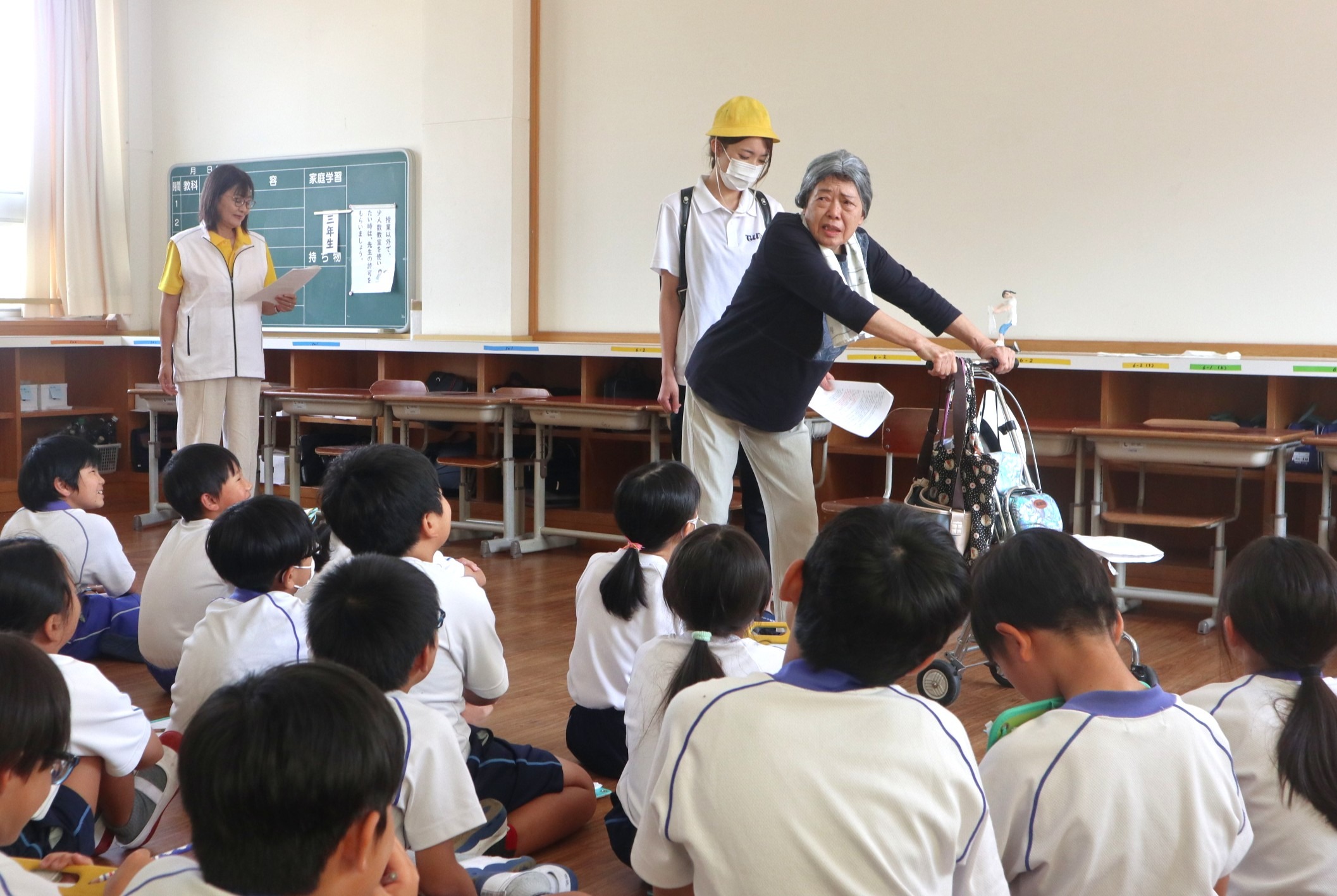 古川西小が介護施設への訪問を前に認知症講座開く