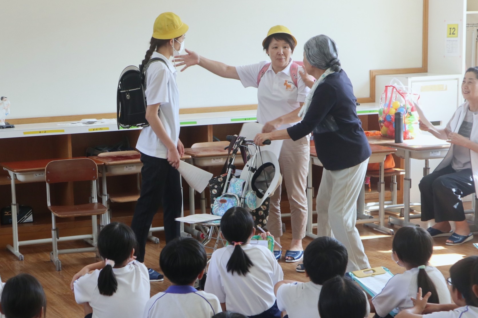 古川西小が介護施設への訪問を前に認知症講座開く