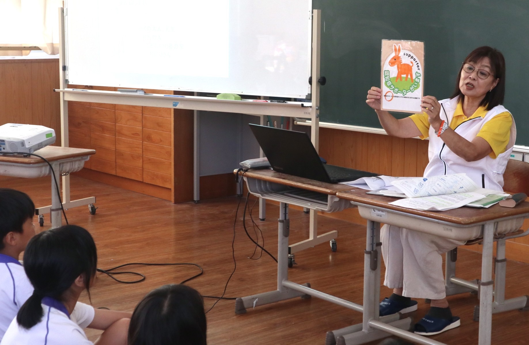 古川西小が介護施設への訪問を前に認知症講座開く