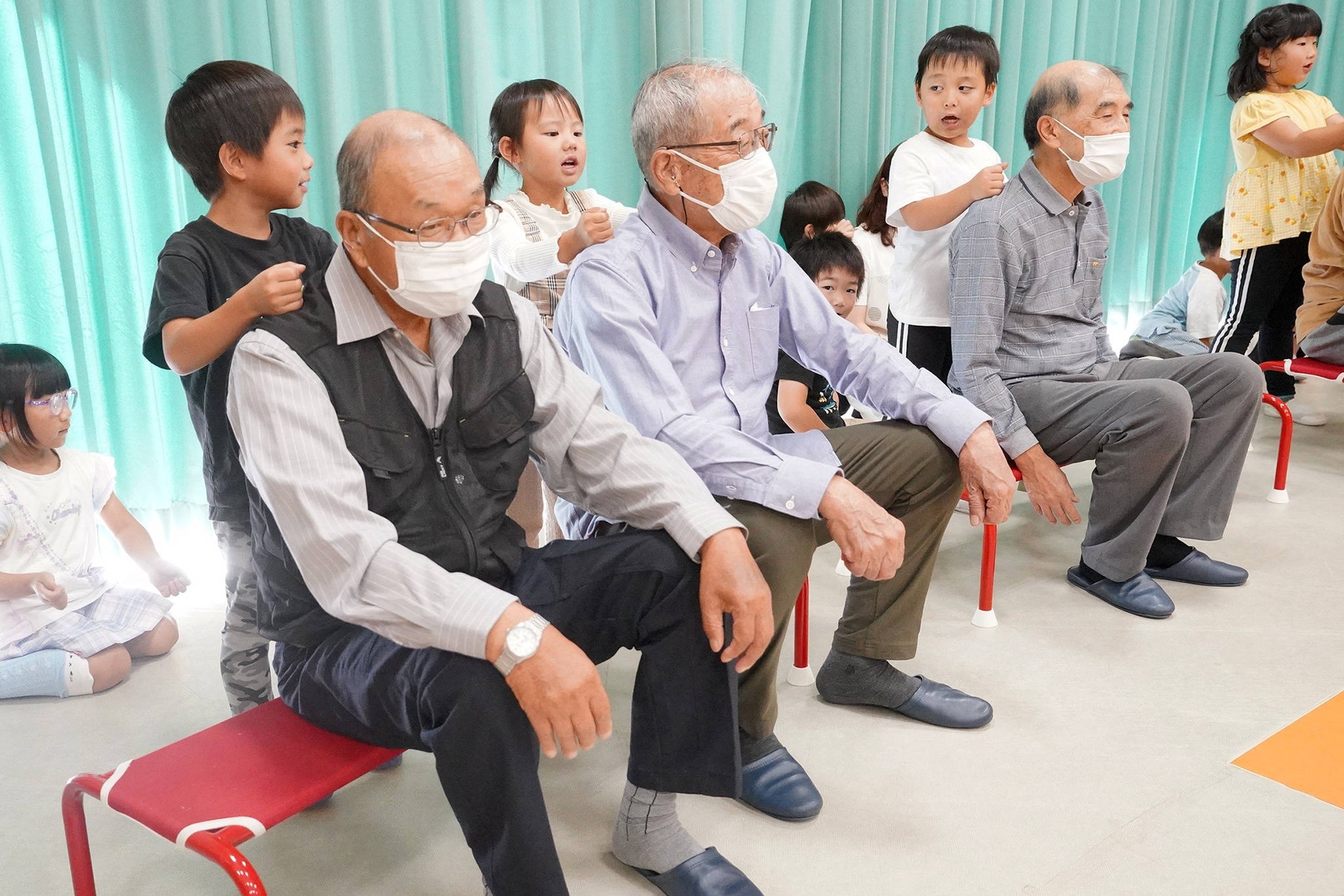 朝霧連合会の皆さんが宮城保育園で園児らと交流