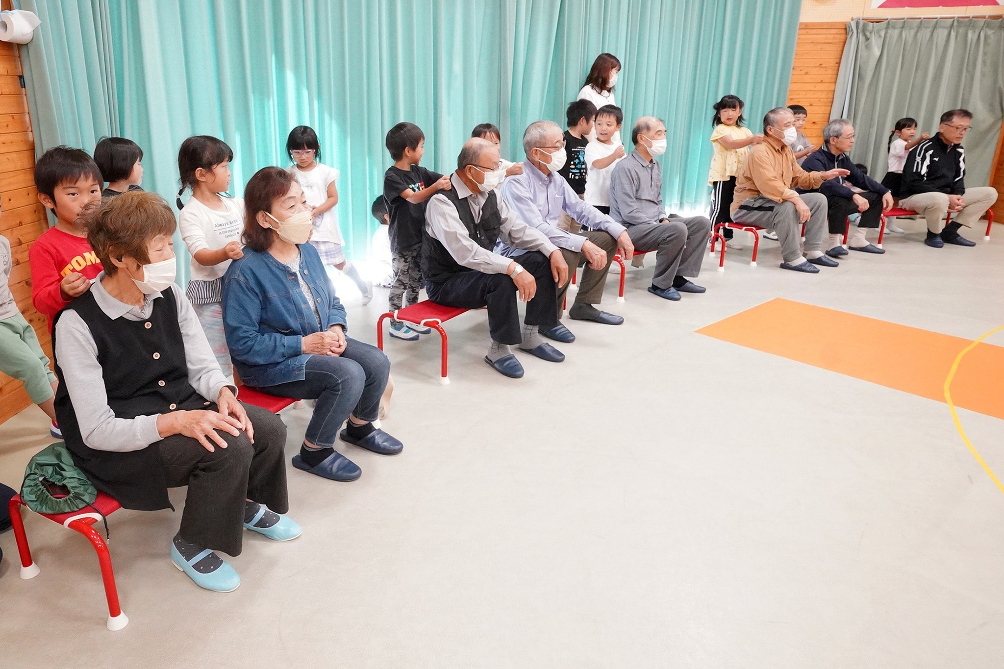 朝霧連合会の皆さんが宮城保育園で園児らと交流