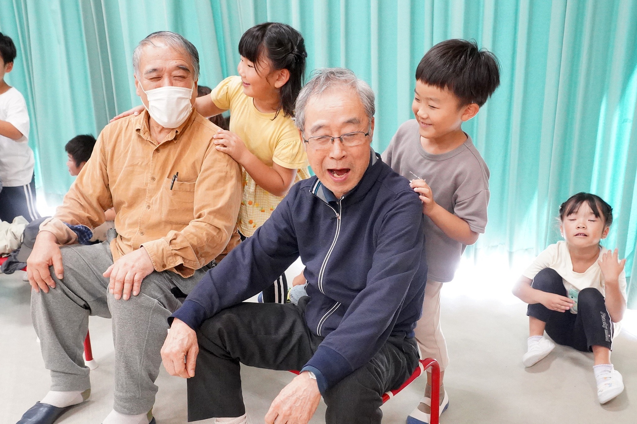 朝霧連合会の皆さんが宮城保育園で園児らと交流