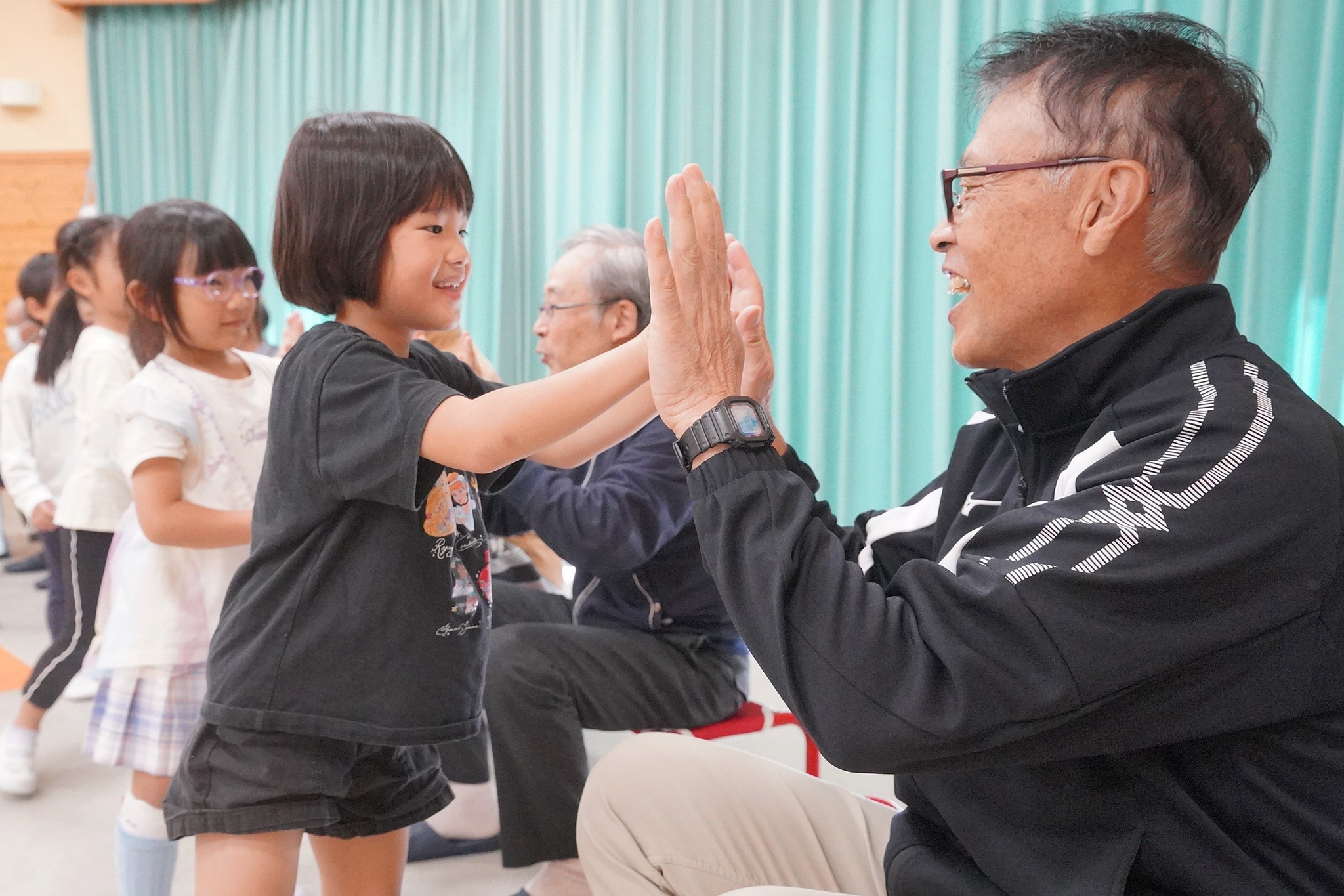 朝霧連合会の皆さんが宮城保育園で園児らと交流