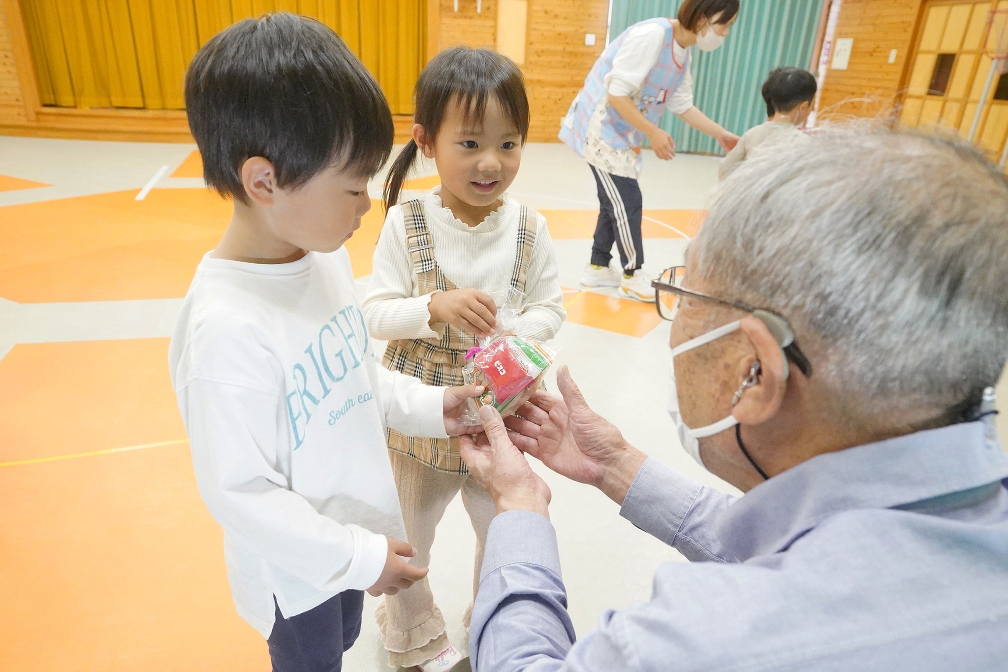 朝霧連合会の皆さんが宮城保育園で園児らと交流