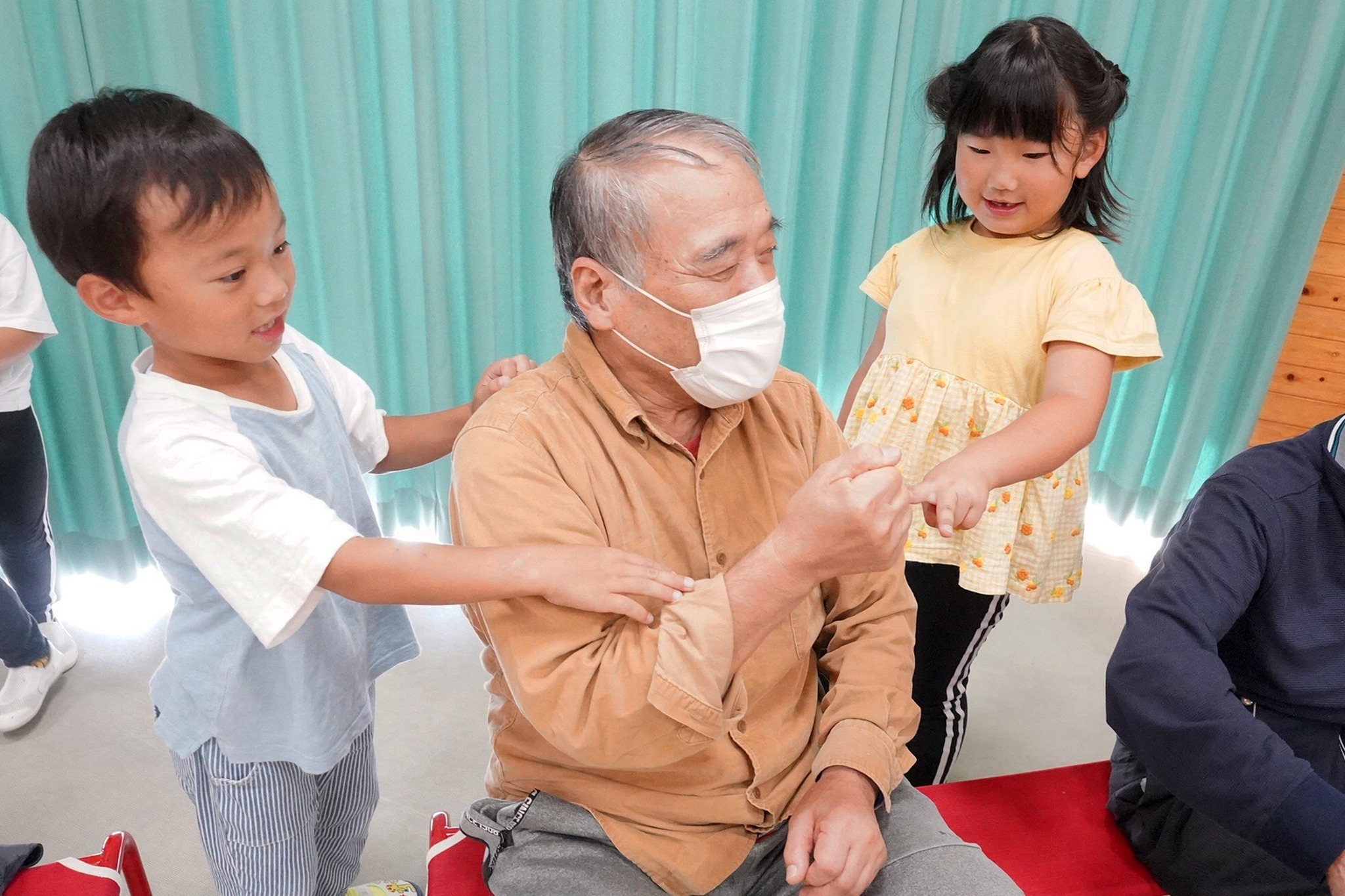 朝霧連合会の皆さんが宮城保育園で園児らと交流