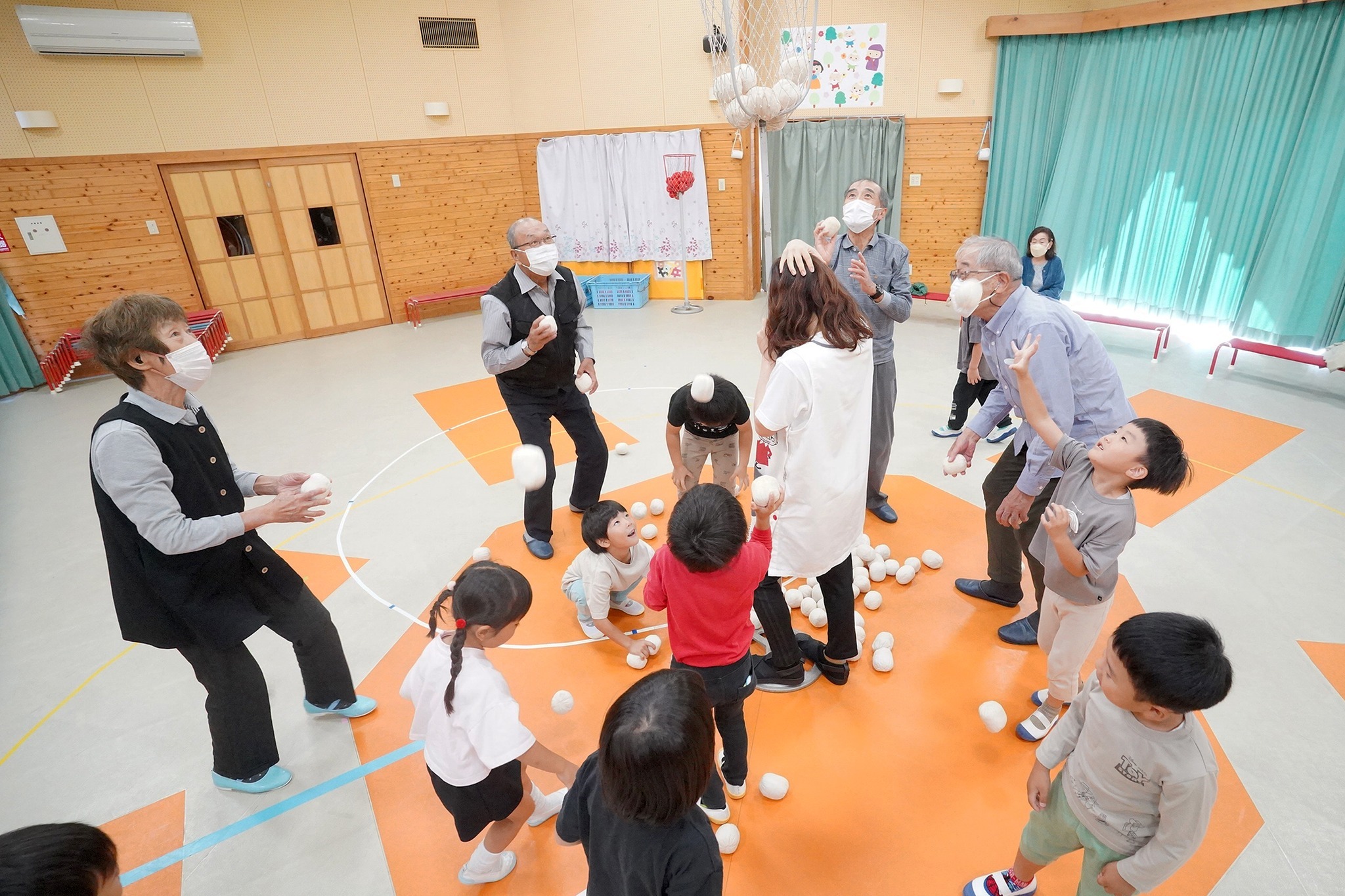朝霧連合会の皆さんが宮城保育園で園児らと交流