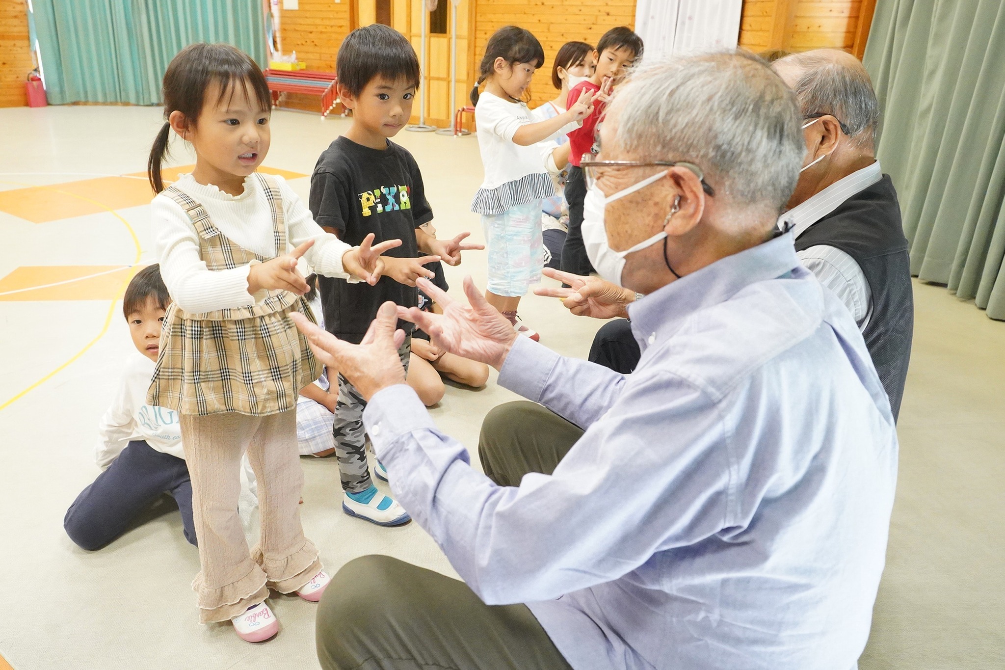 朝霧連合会の皆さんが宮城保育園で園児らと交流