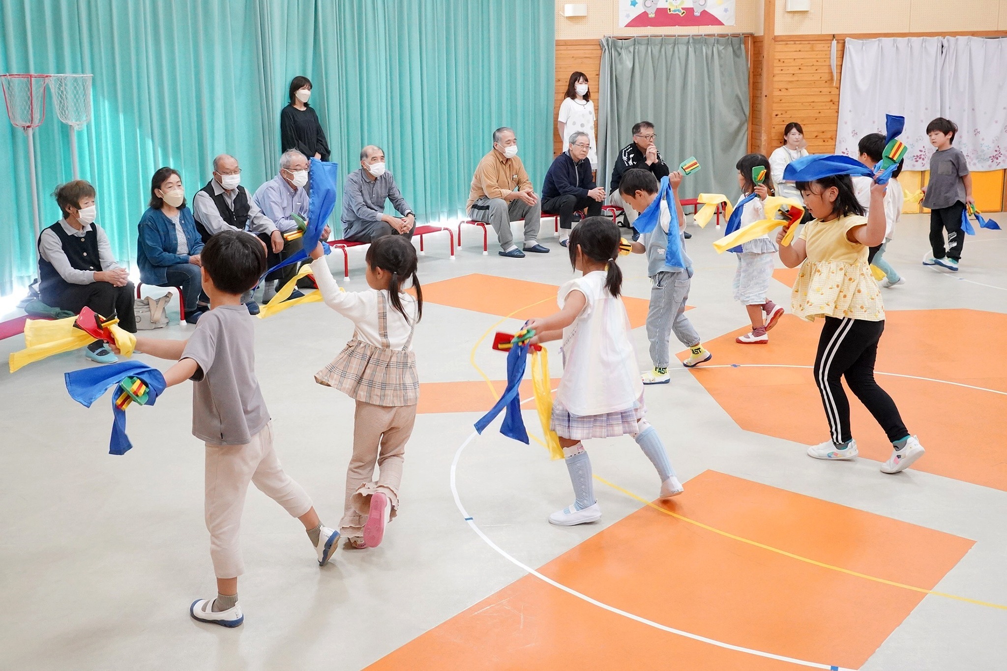 朝霧連合会の皆さんが宮城保育園で園児らと交流