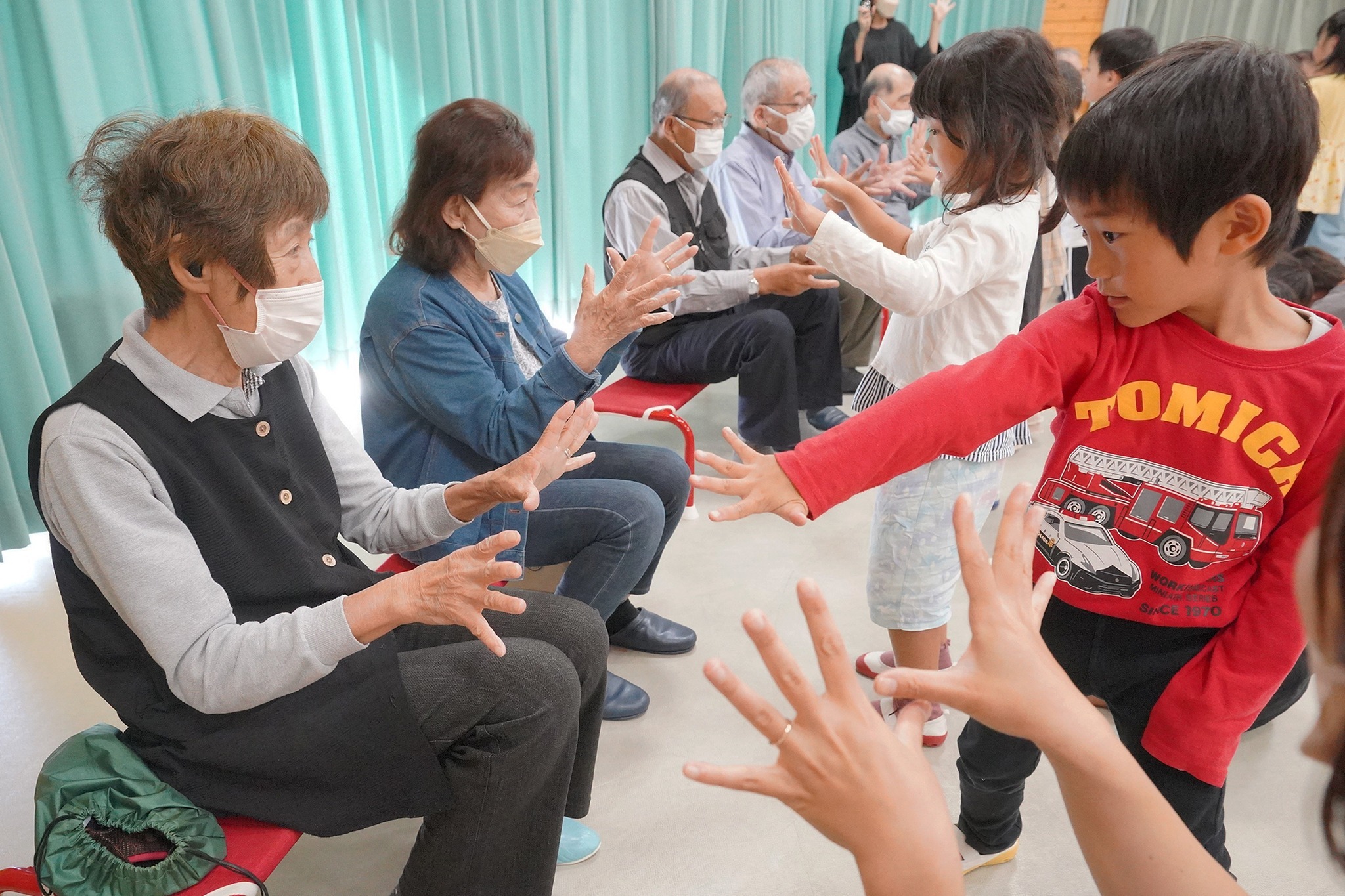 朝霧連合会の皆さんが宮城保育園で園児らと交流
