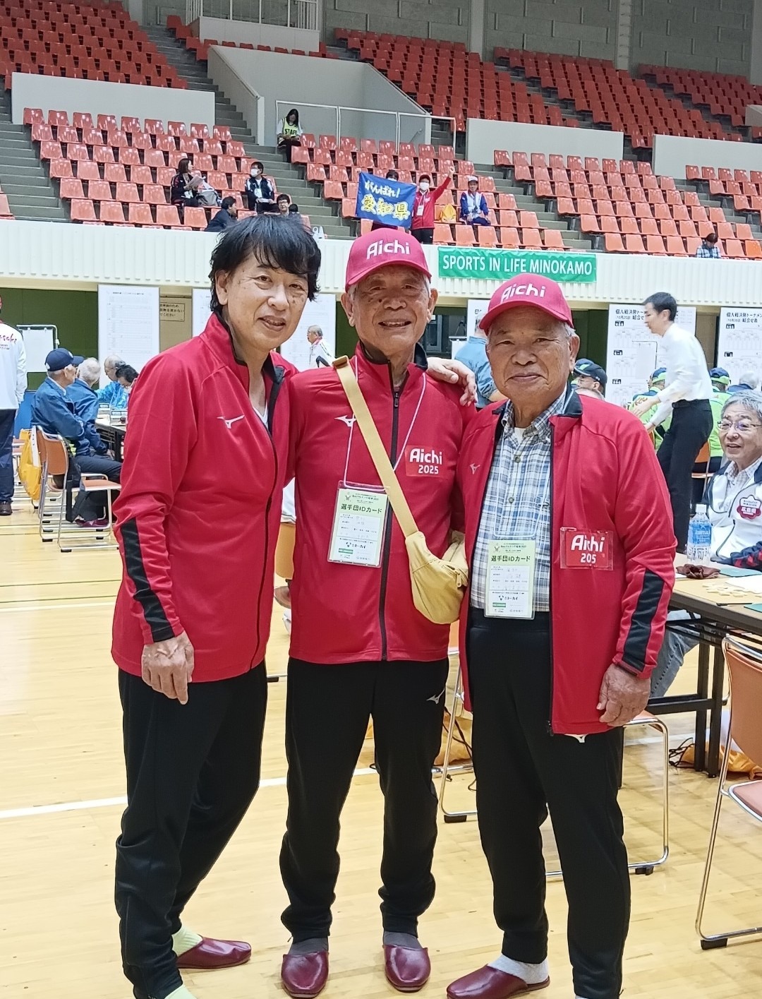 ねんりんピック 将棋大会 愛知県の応援旗の前でお礼の動画を撮影
