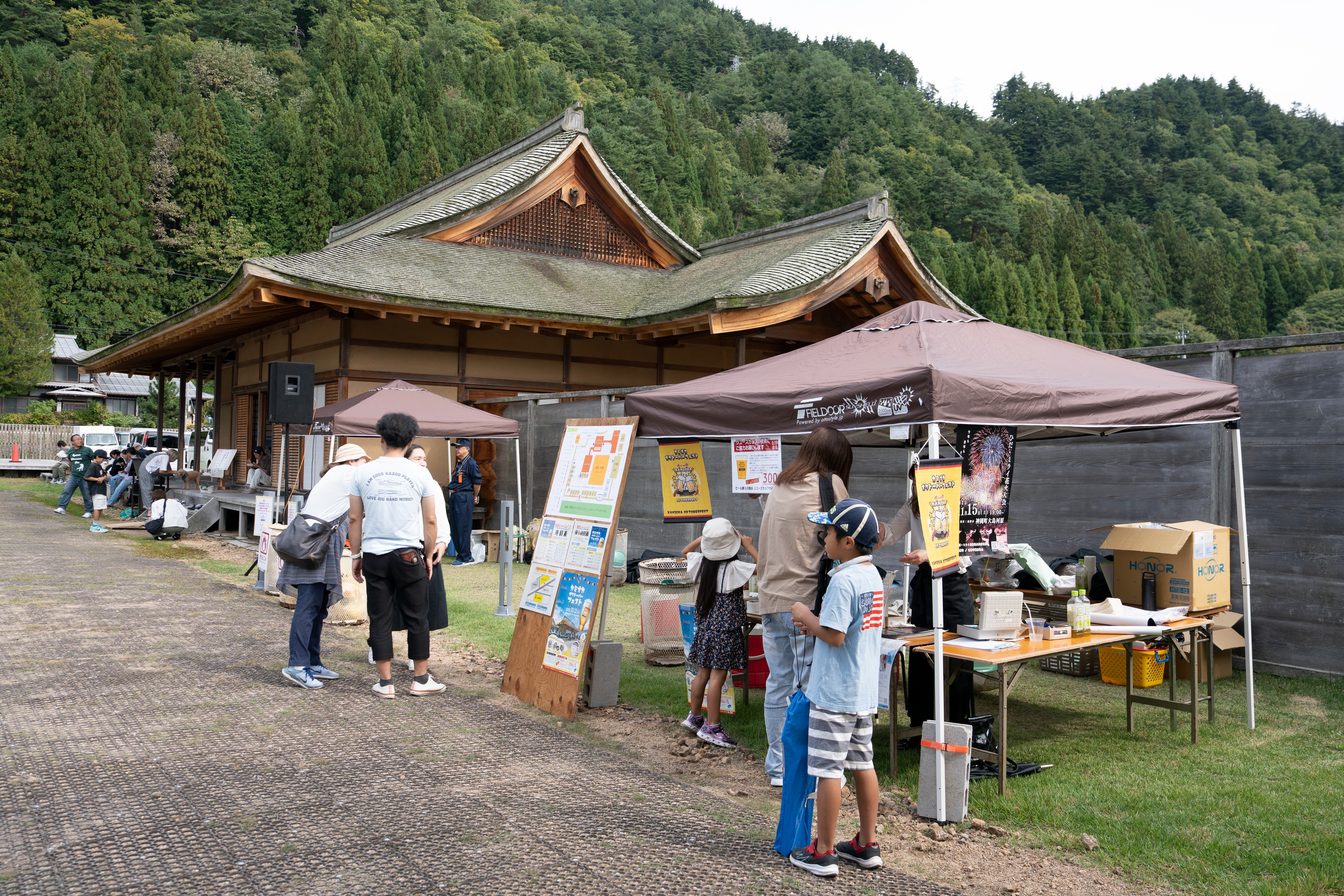 江馬氏館跡公園で「カミオカオクトーバーフェスト2025」を開催