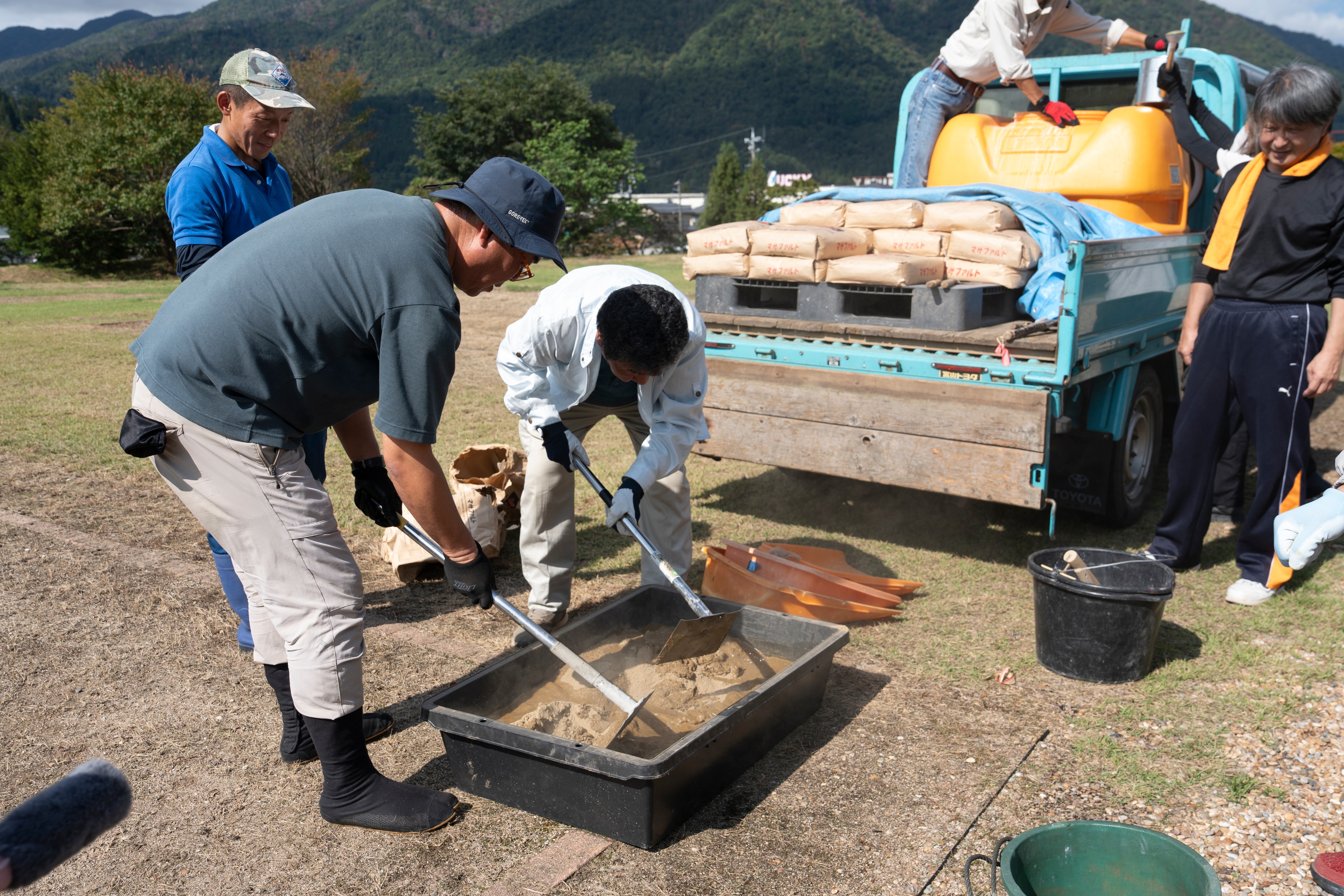 江馬氏館跡で空堀の修復体験ワークショップ