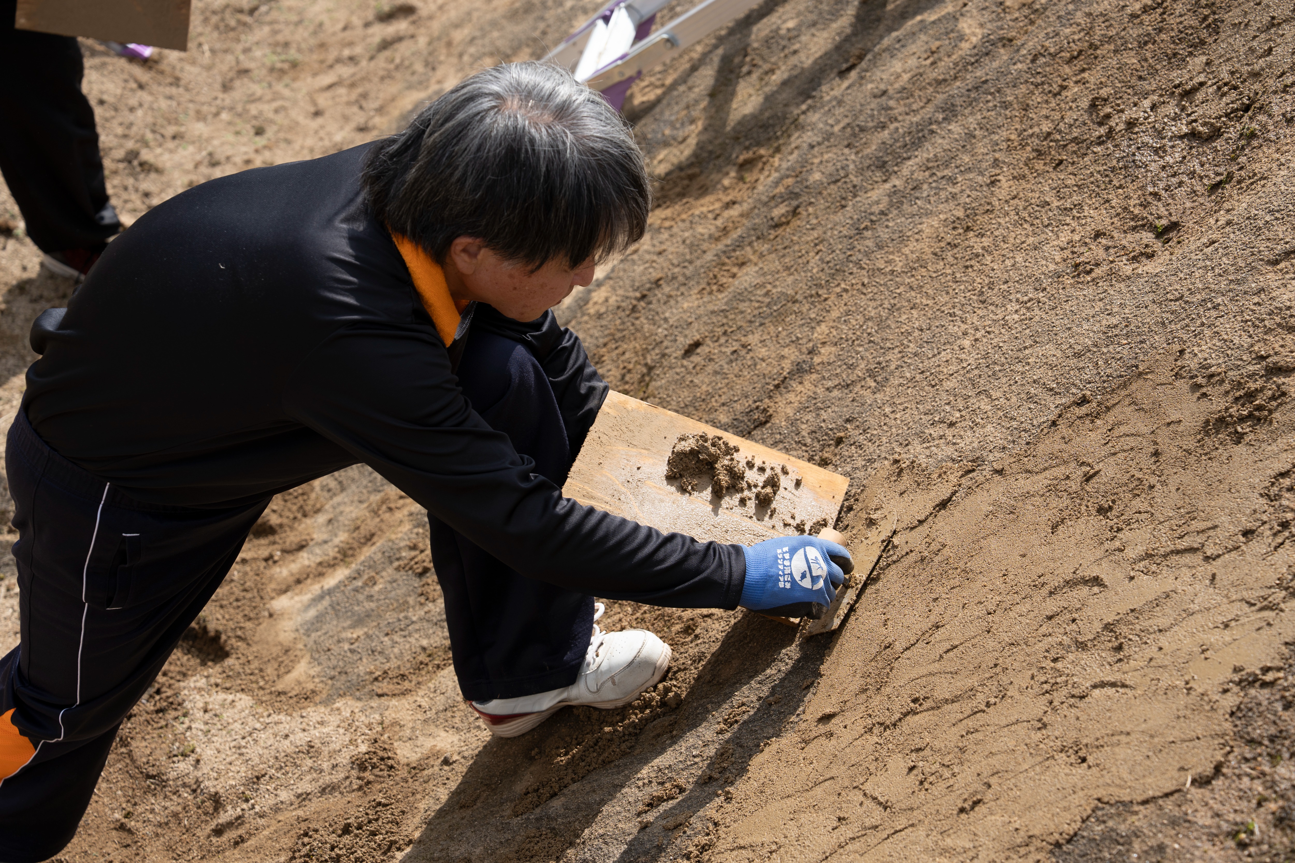 江馬氏館跡で空堀の修復体験ワークショップ