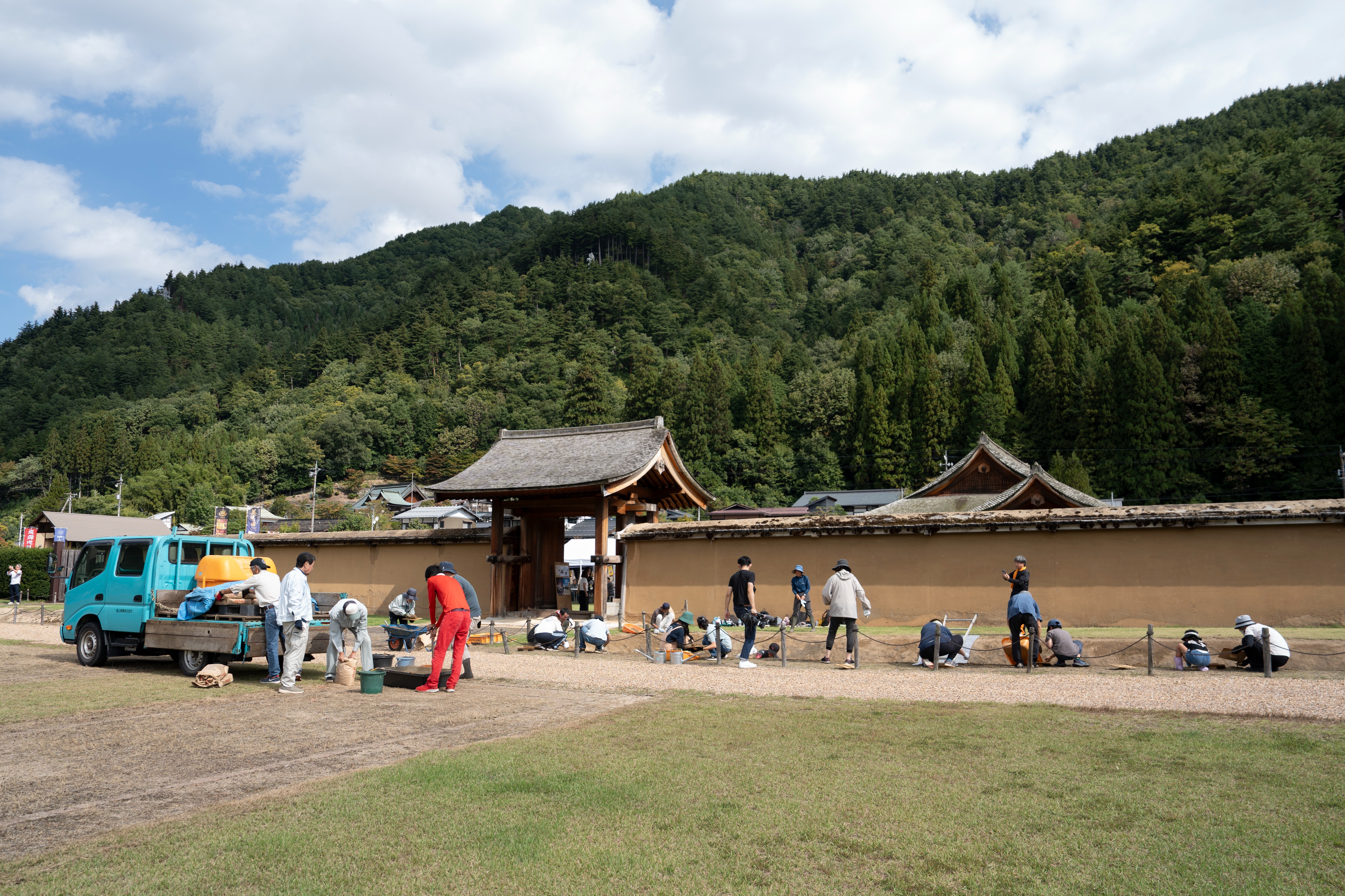 江馬氏館跡で空堀の修復体験ワークショップ