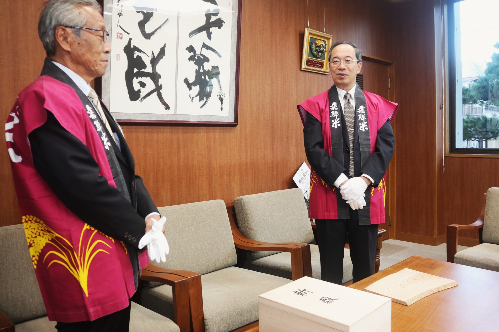 「新嘗祭」にお米を献上される古川町の田中さんが市長を表敬しました